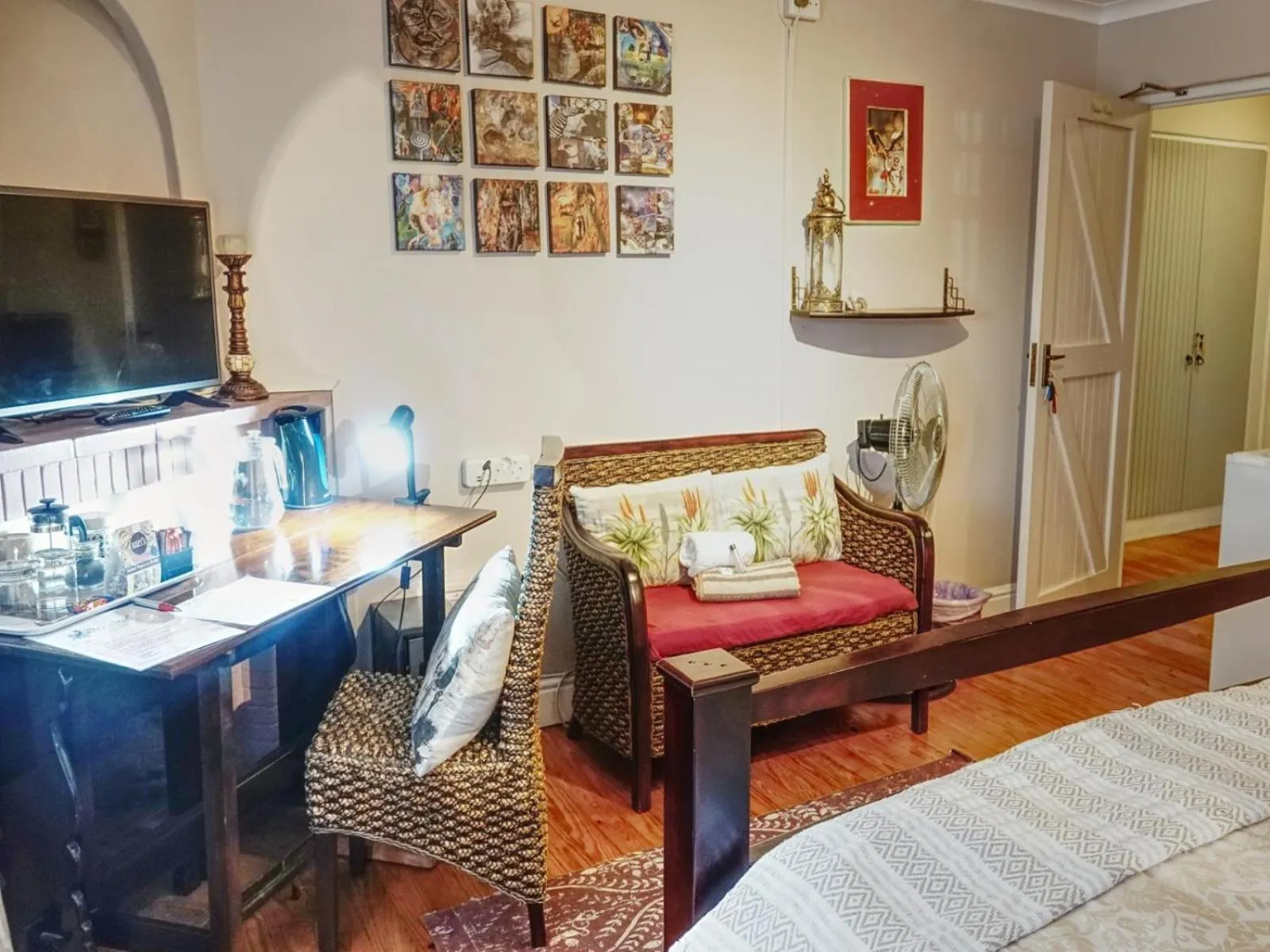 Seating area, Bed in Inn-Style