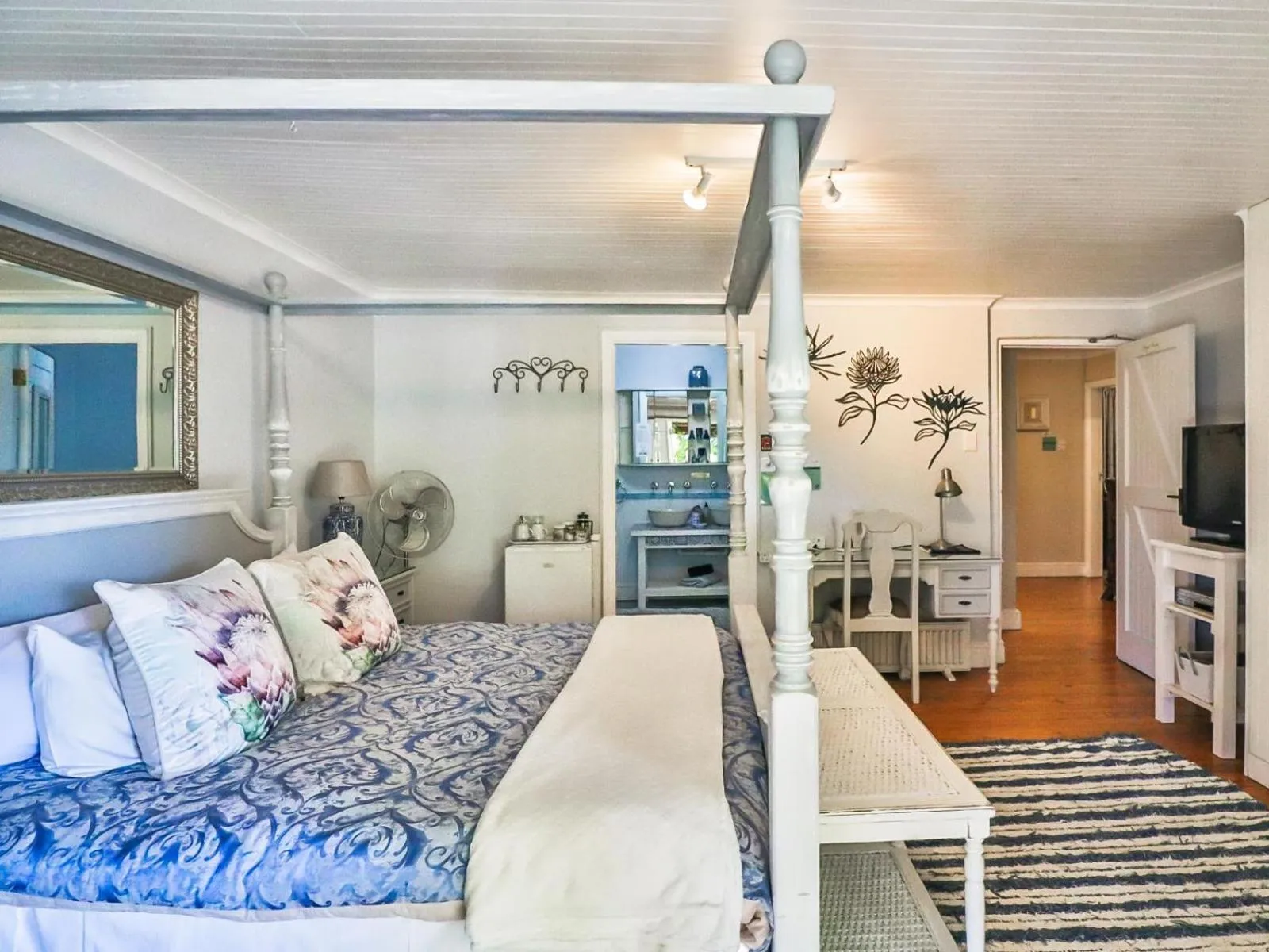 Photo of the whole room, Bed in Inn-Style