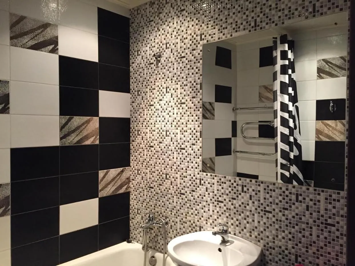 Shower in Comfy Apartment Most City Area