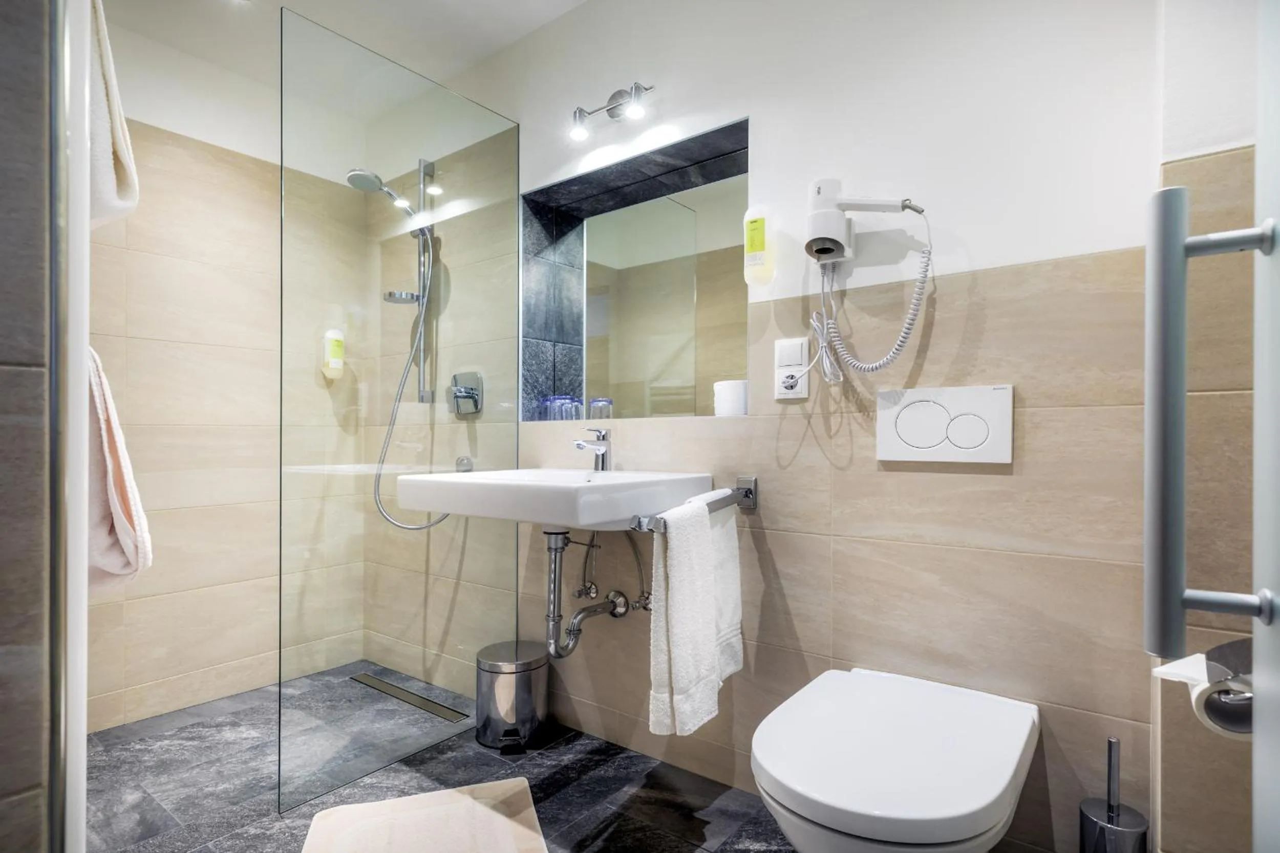 Shower in Hotel Chavalatsch