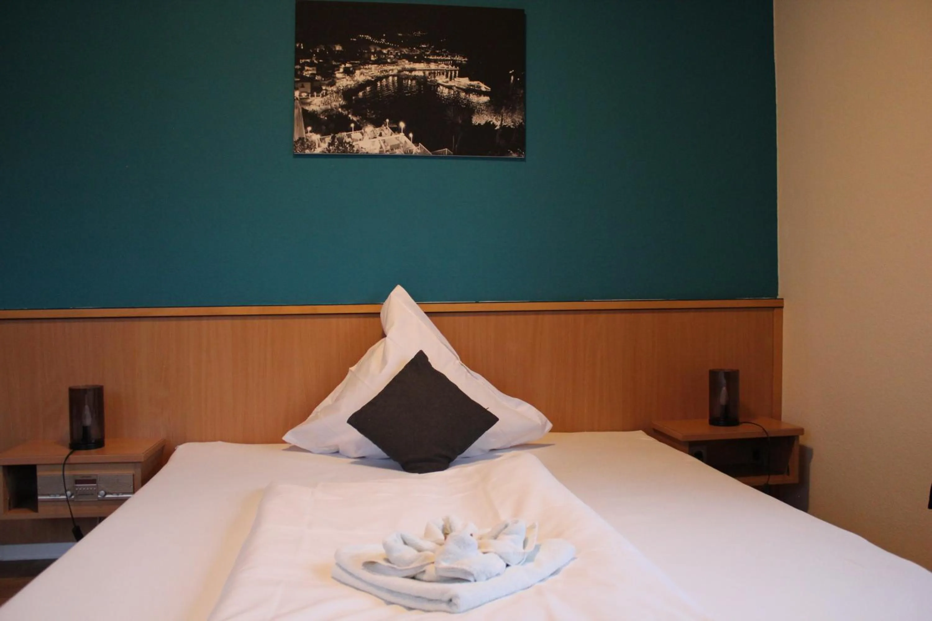 Bed in Olympia Hotel & Restaurant