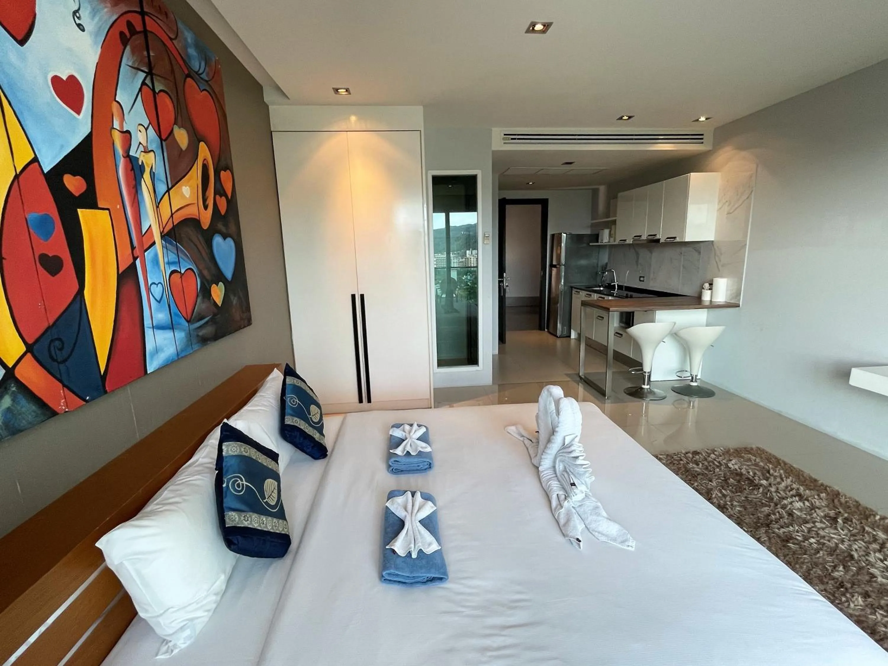 Photo of the whole room, Bed in Emerald Terrace Apartments by Lofty