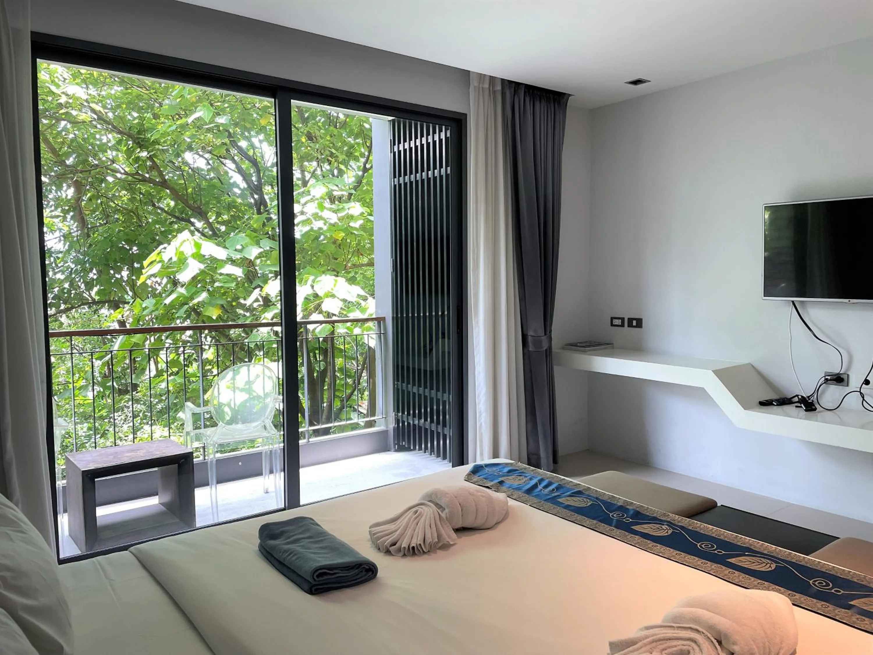 Bed in Emerald Terrace Apartments by Lofty