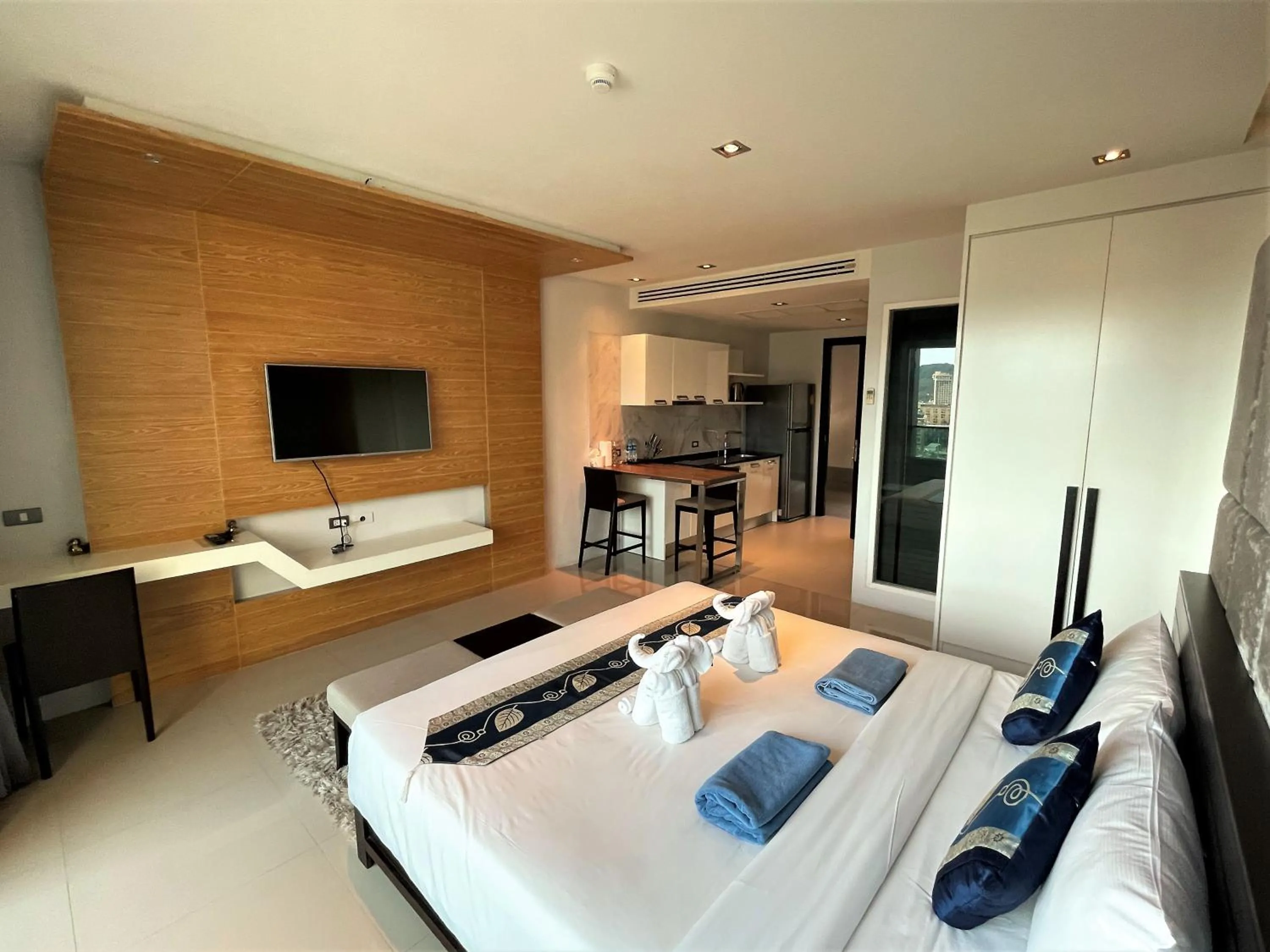 Bed in Emerald Terrace Apartments by Lofty