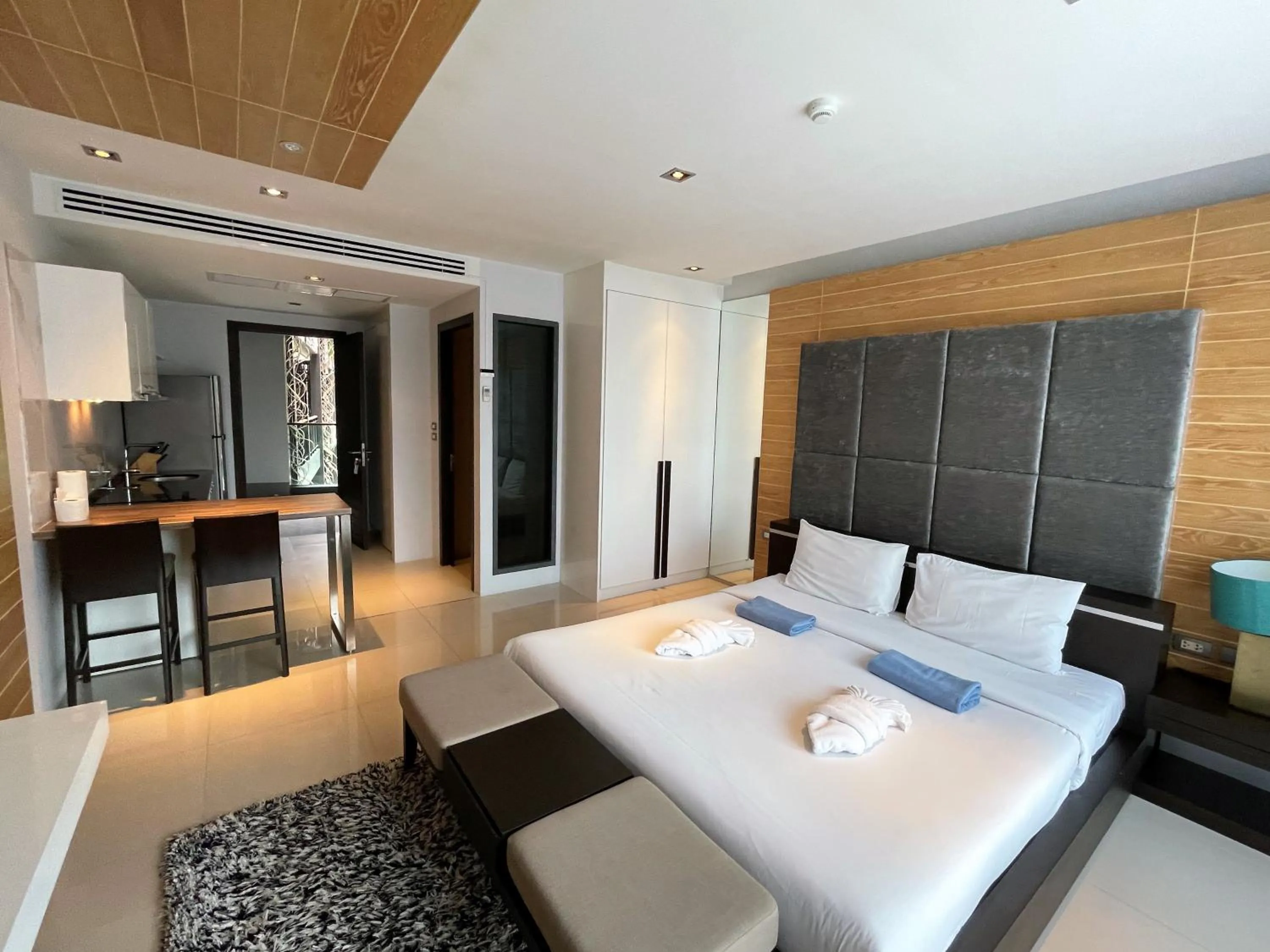 Photo of the whole room, Bed in Emerald Terrace Apartments by Lofty