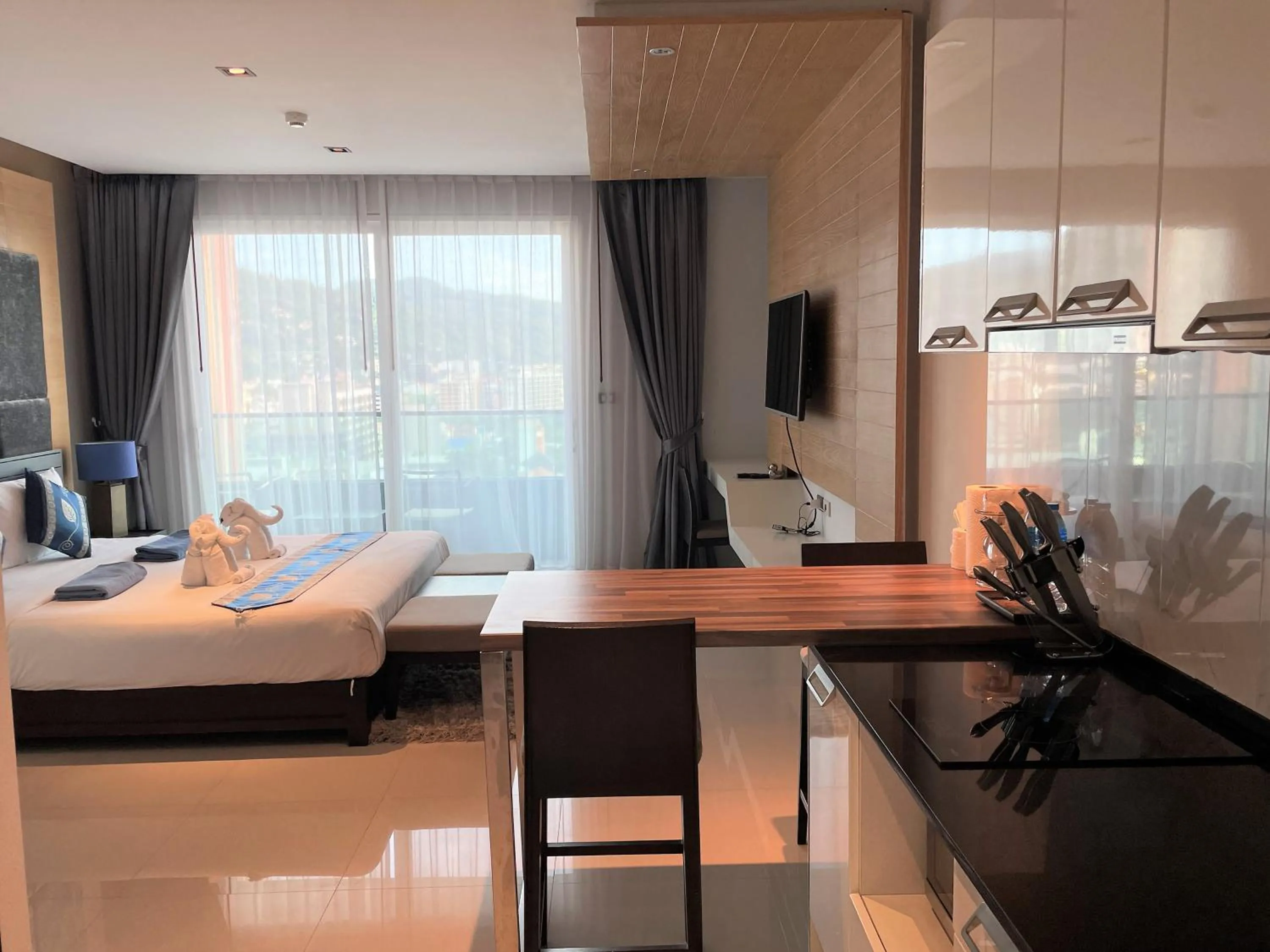 Bed in Emerald Terrace Apartments by Lofty