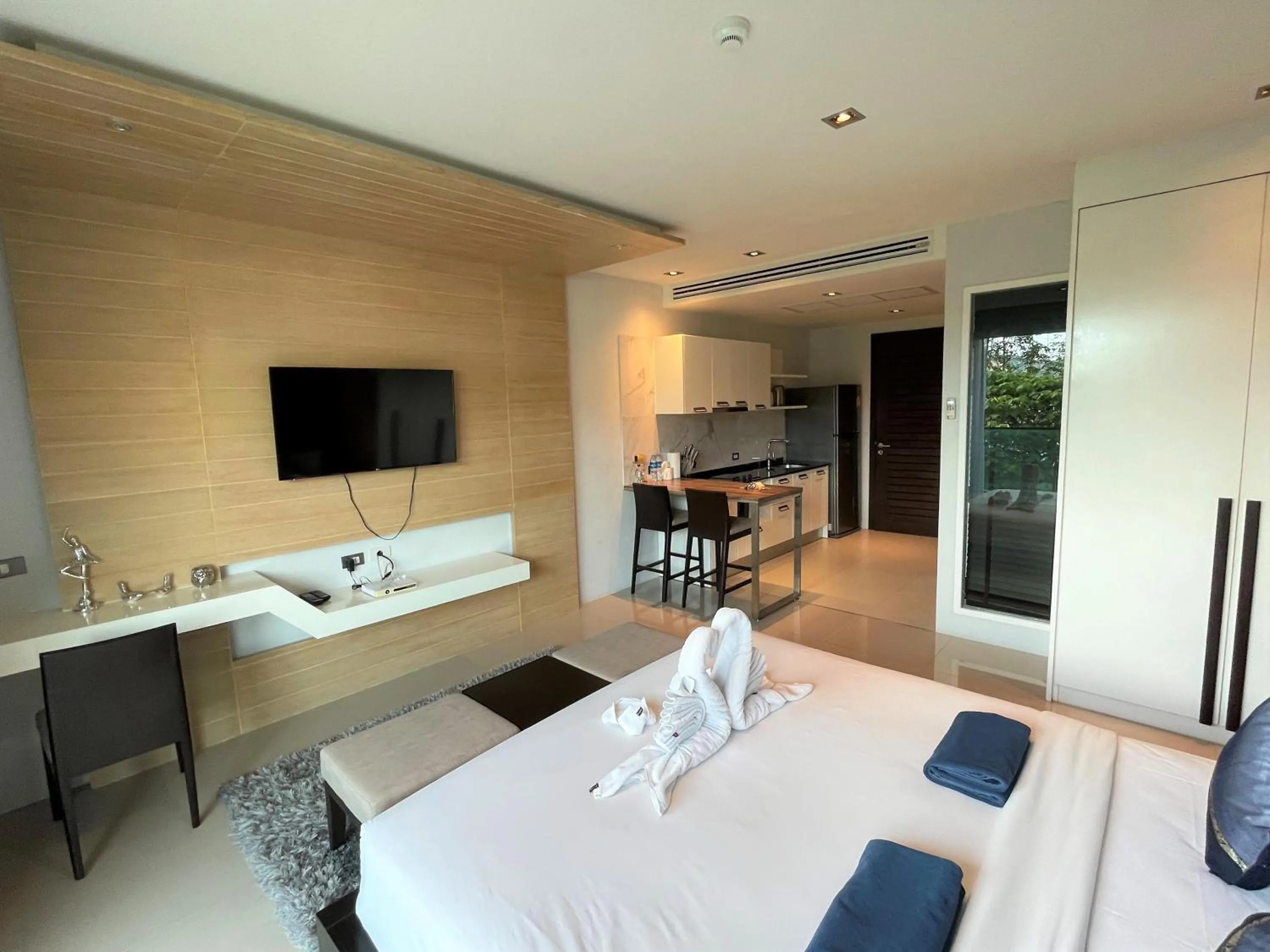 Bedroom, Bed in Emerald Terrace Apartments by Lofty