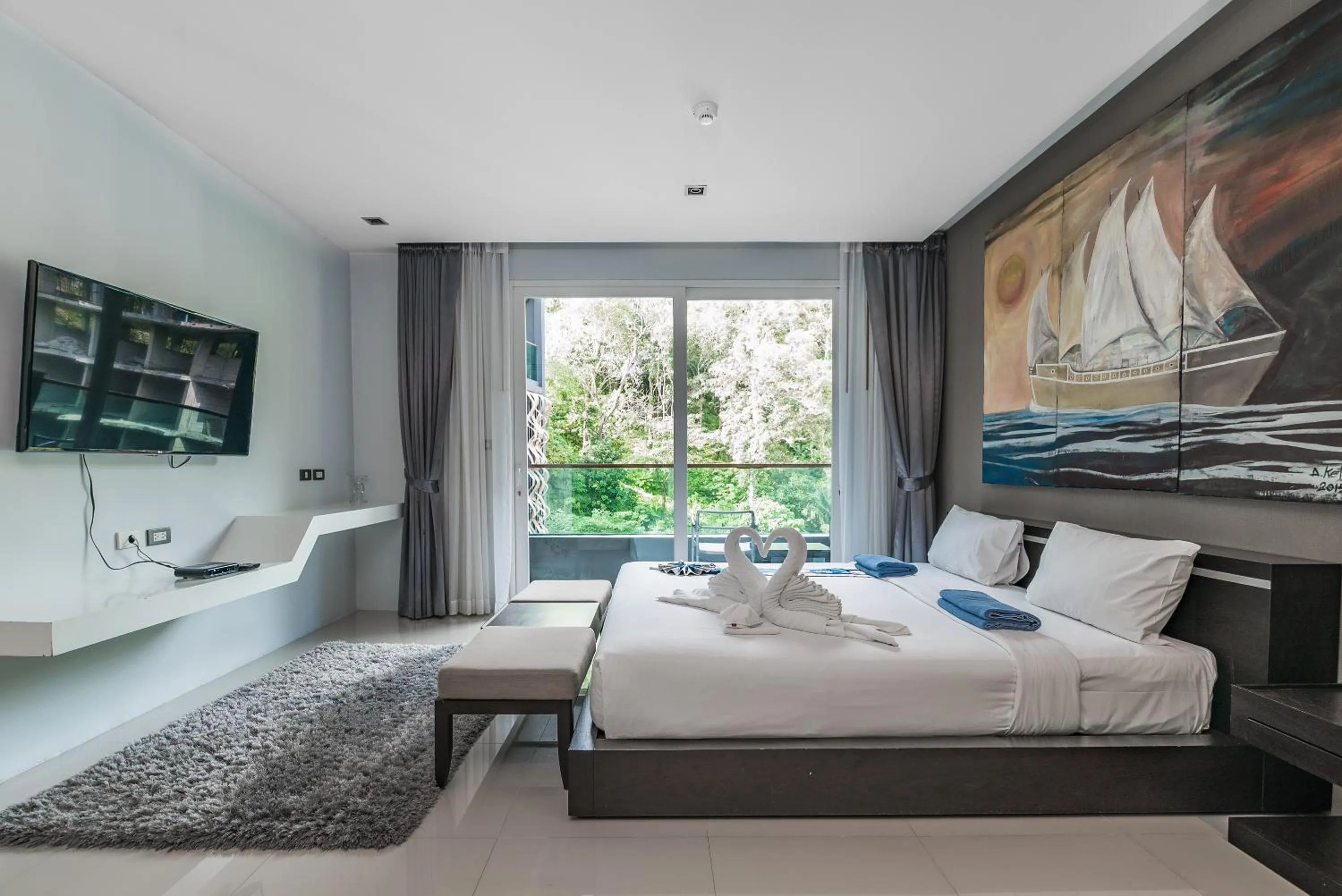 TV and multimedia, Bed in Emerald Terrace Apartments by Lofty