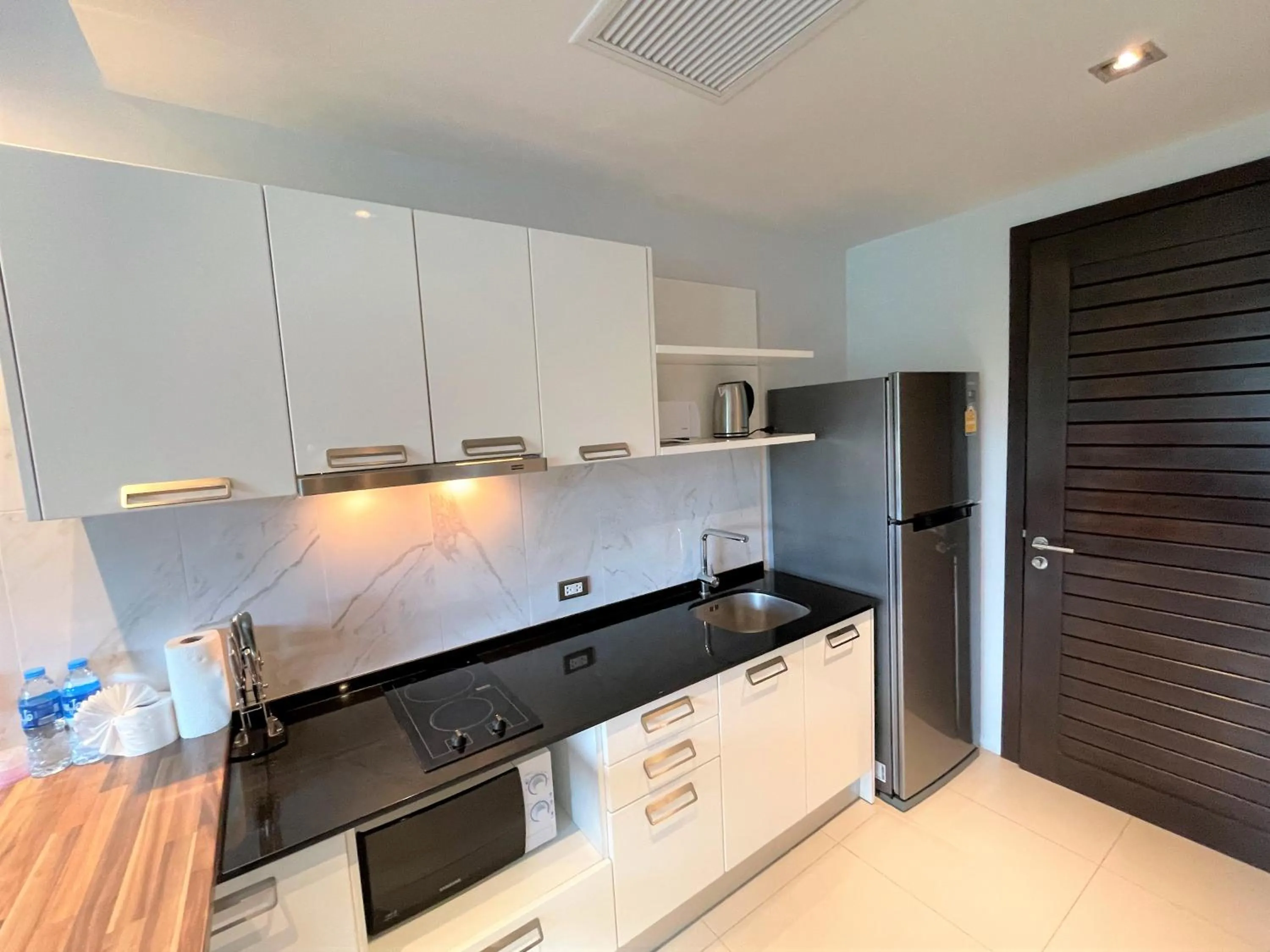 Kitchen or kitchenette in Emerald Terrace Apartments by Lofty