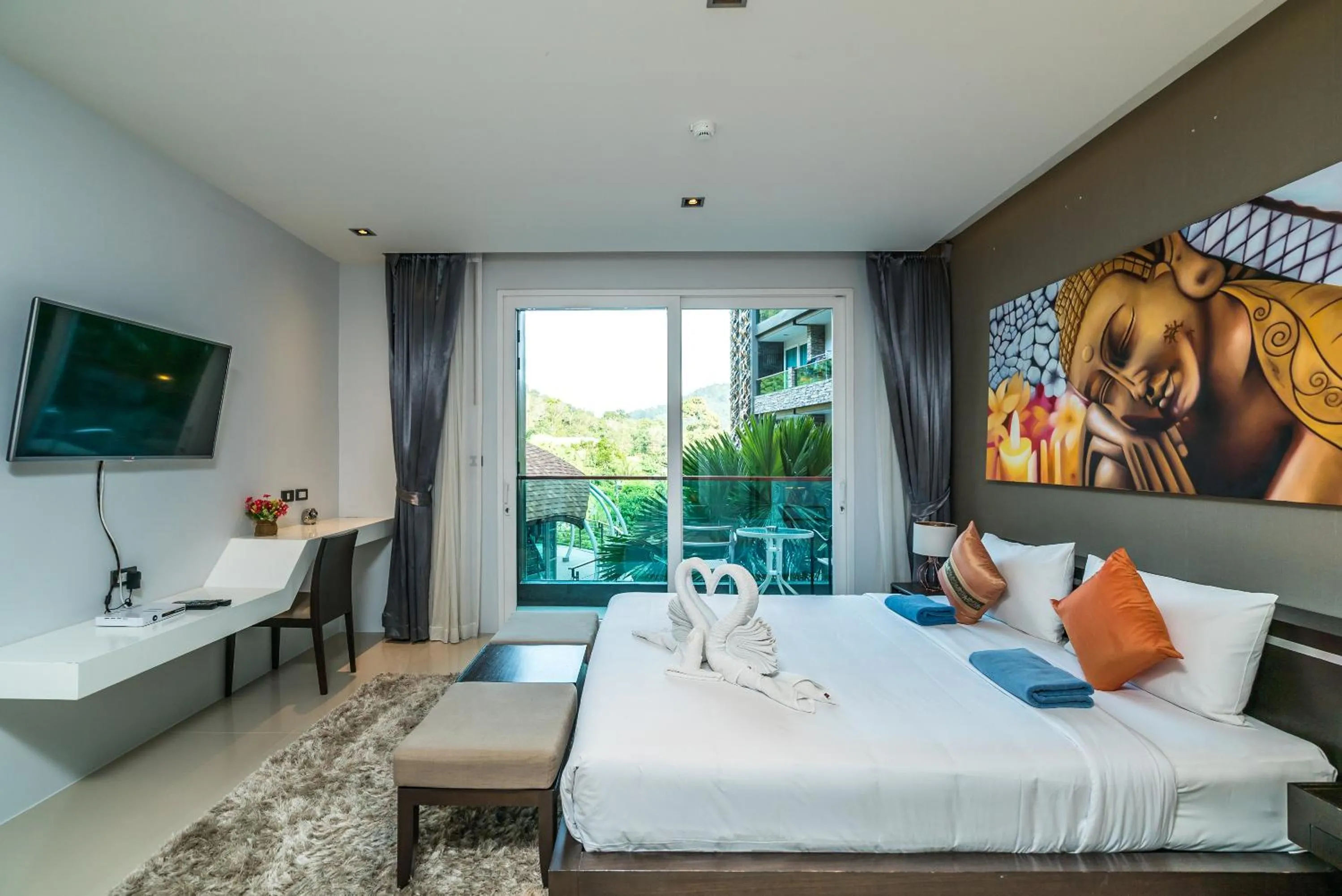Photo of the whole room, Bed in Emerald Terrace Apartments by Lofty