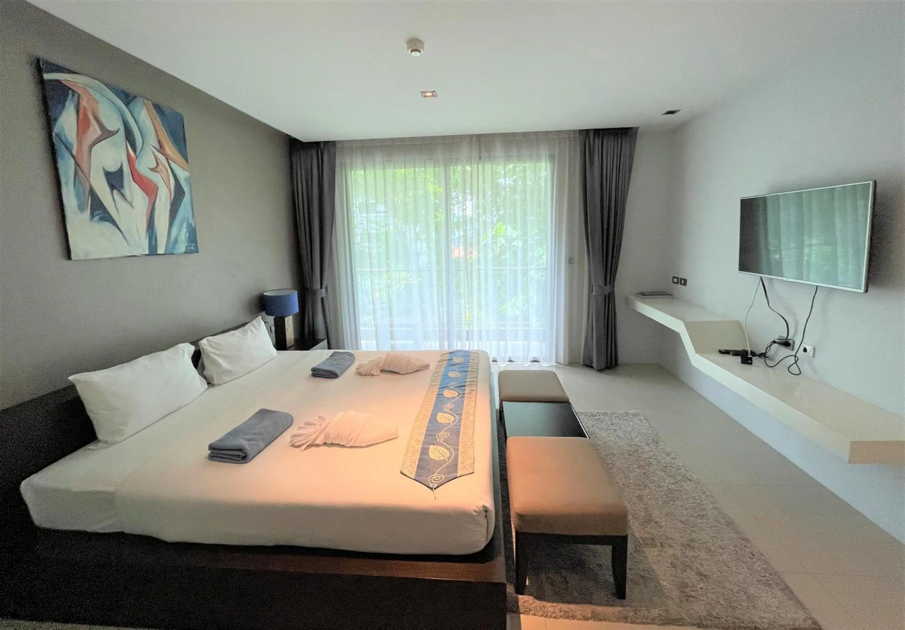 Bed in Emerald Terrace Apartments by Lofty