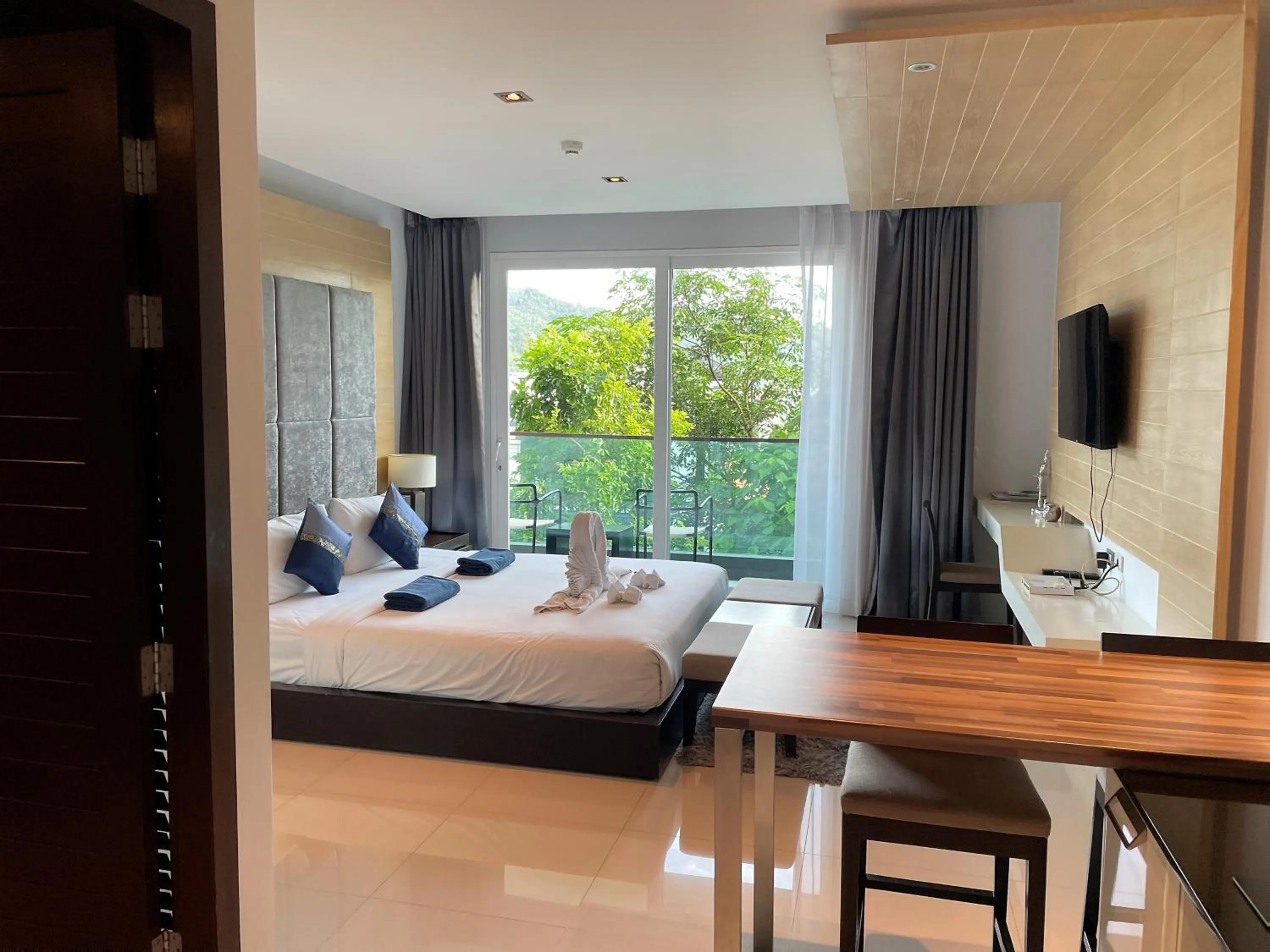TV and multimedia, Bed in Emerald Terrace Apartments by Lofty