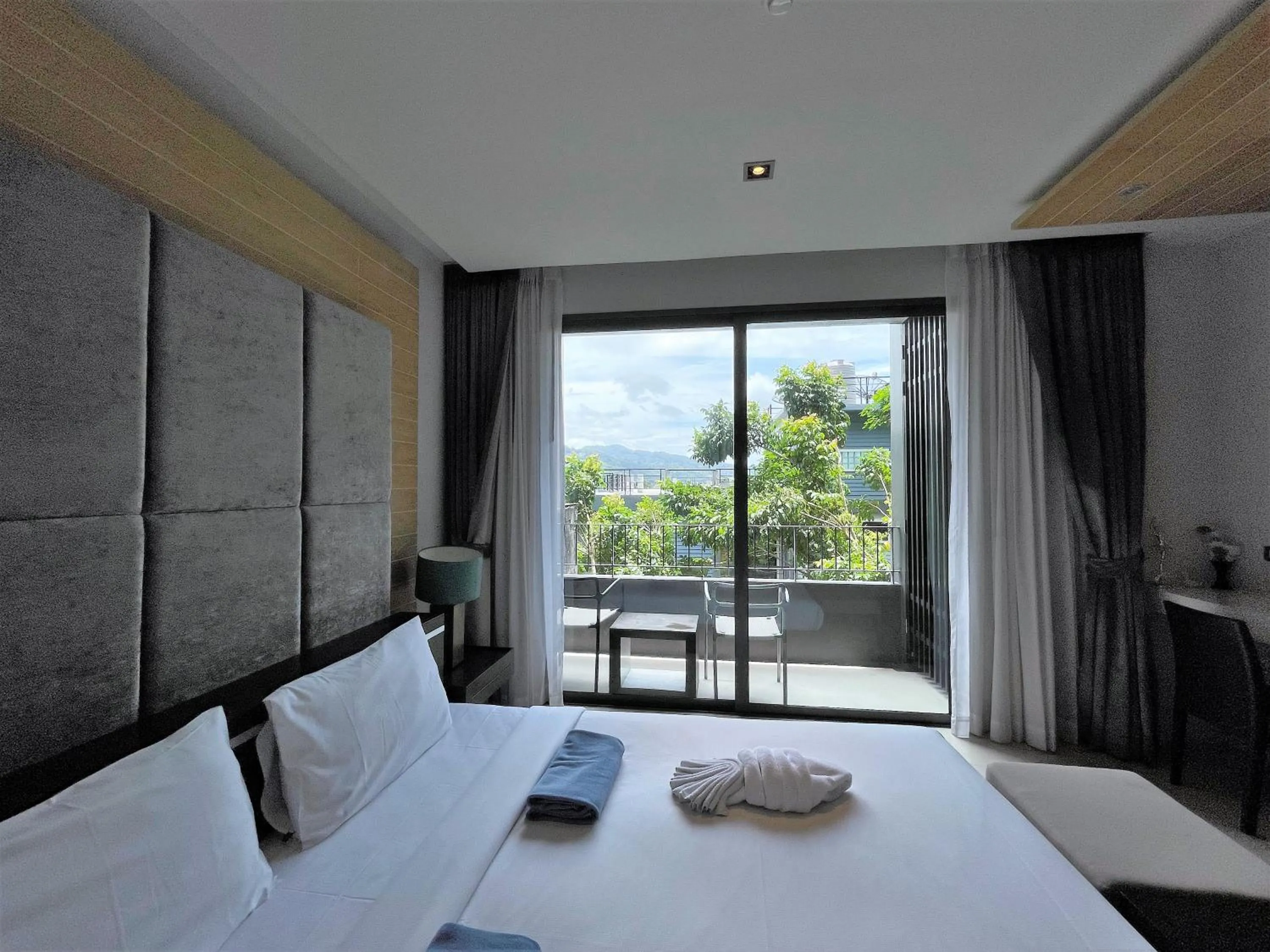 Bed in Emerald Terrace Apartments by Lofty