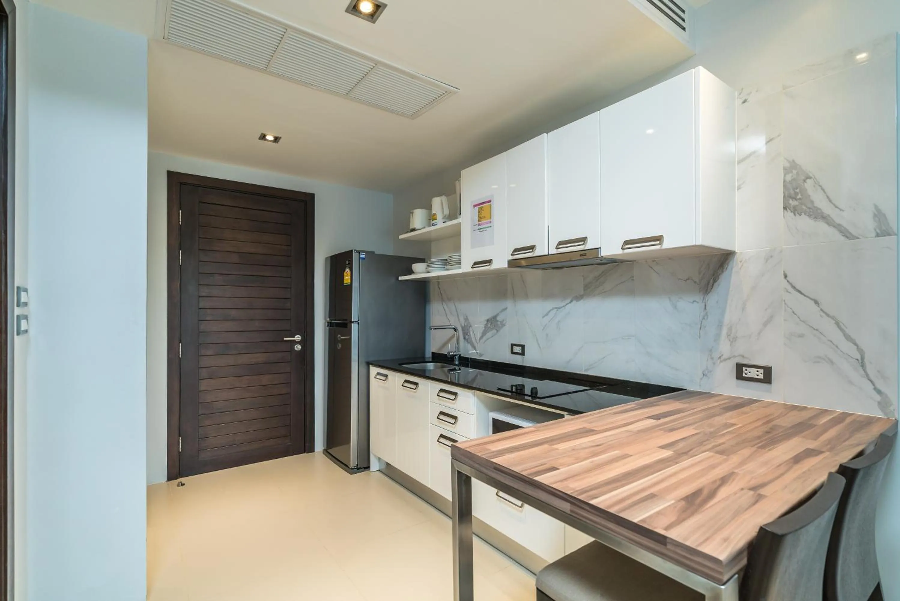 Kitchen or kitchenette in Emerald Terrace Apartments by Lofty