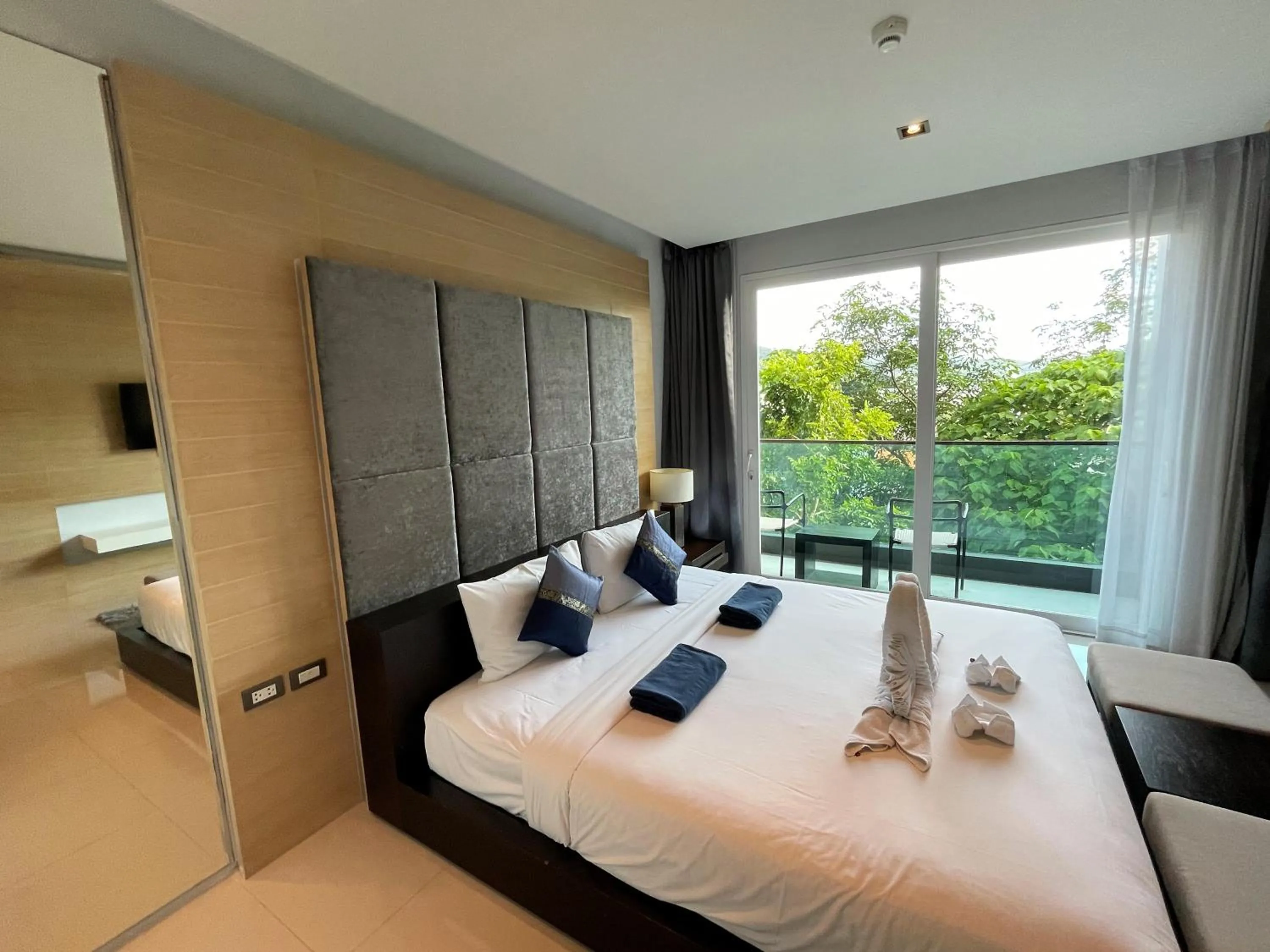 Bed in Emerald Terrace Apartments by Lofty