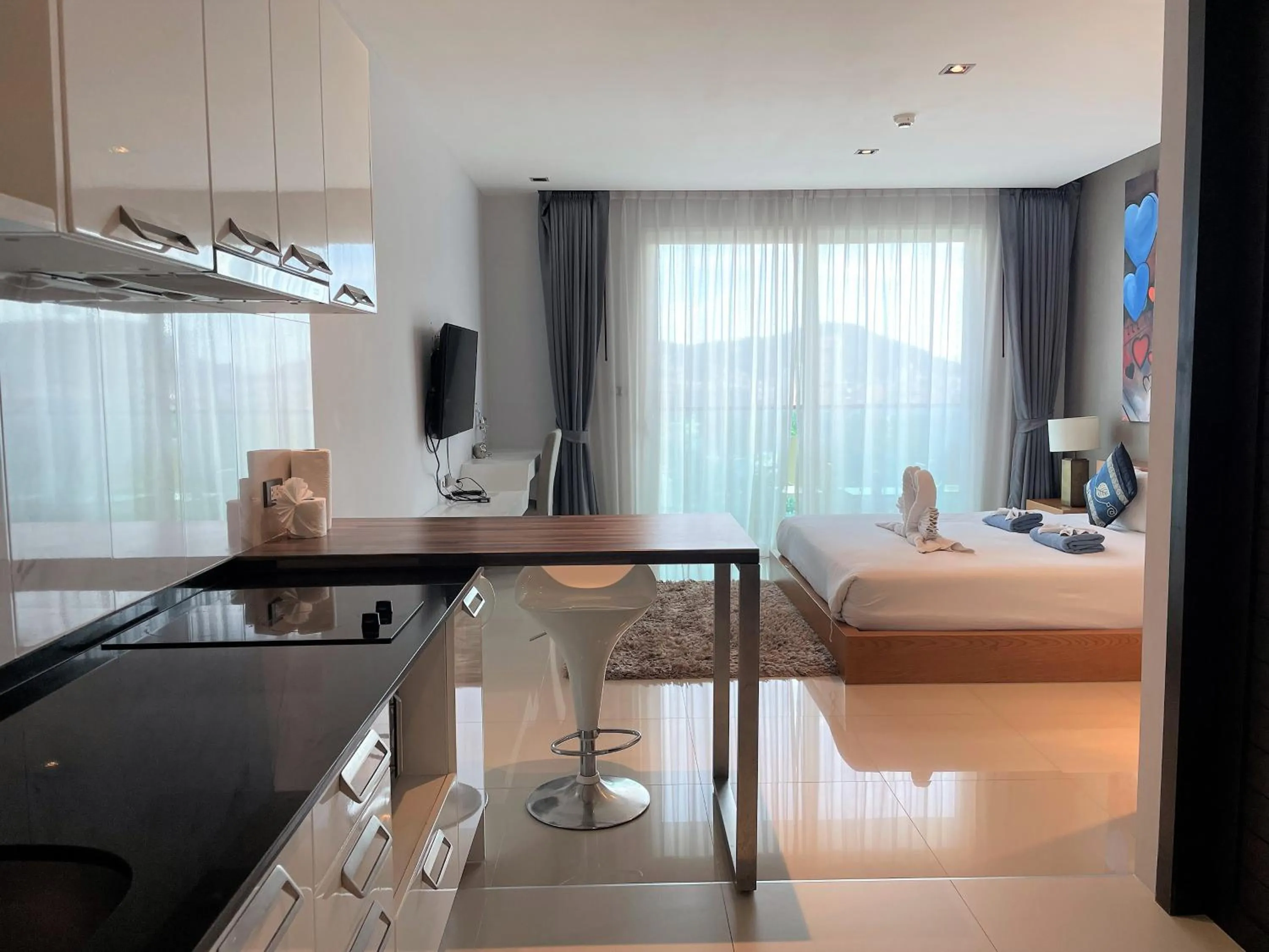 Photo of the whole room, Bed in Emerald Terrace Apartments by Lofty