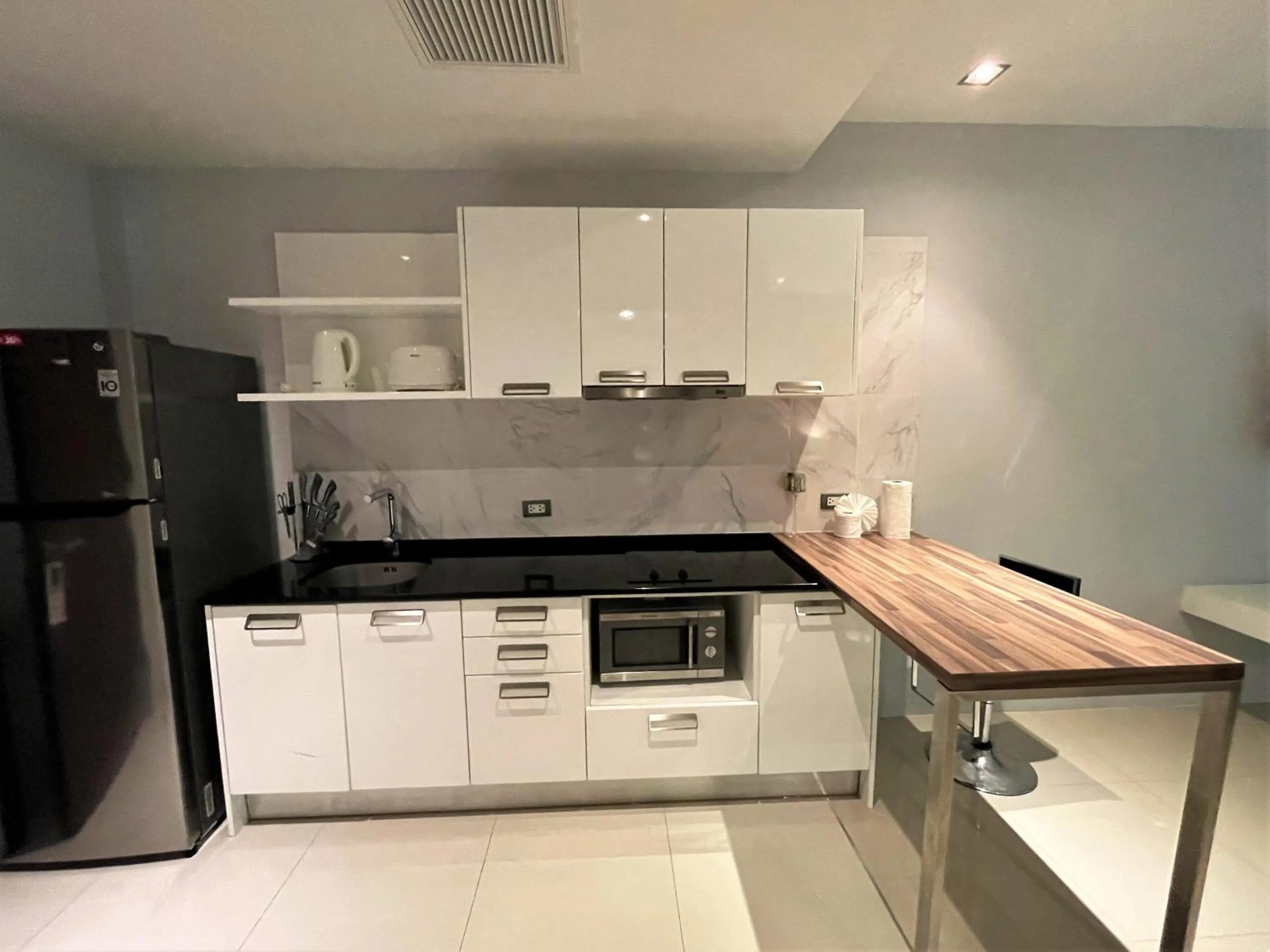 Kitchen or kitchenette in Emerald Terrace Apartments by Lofty