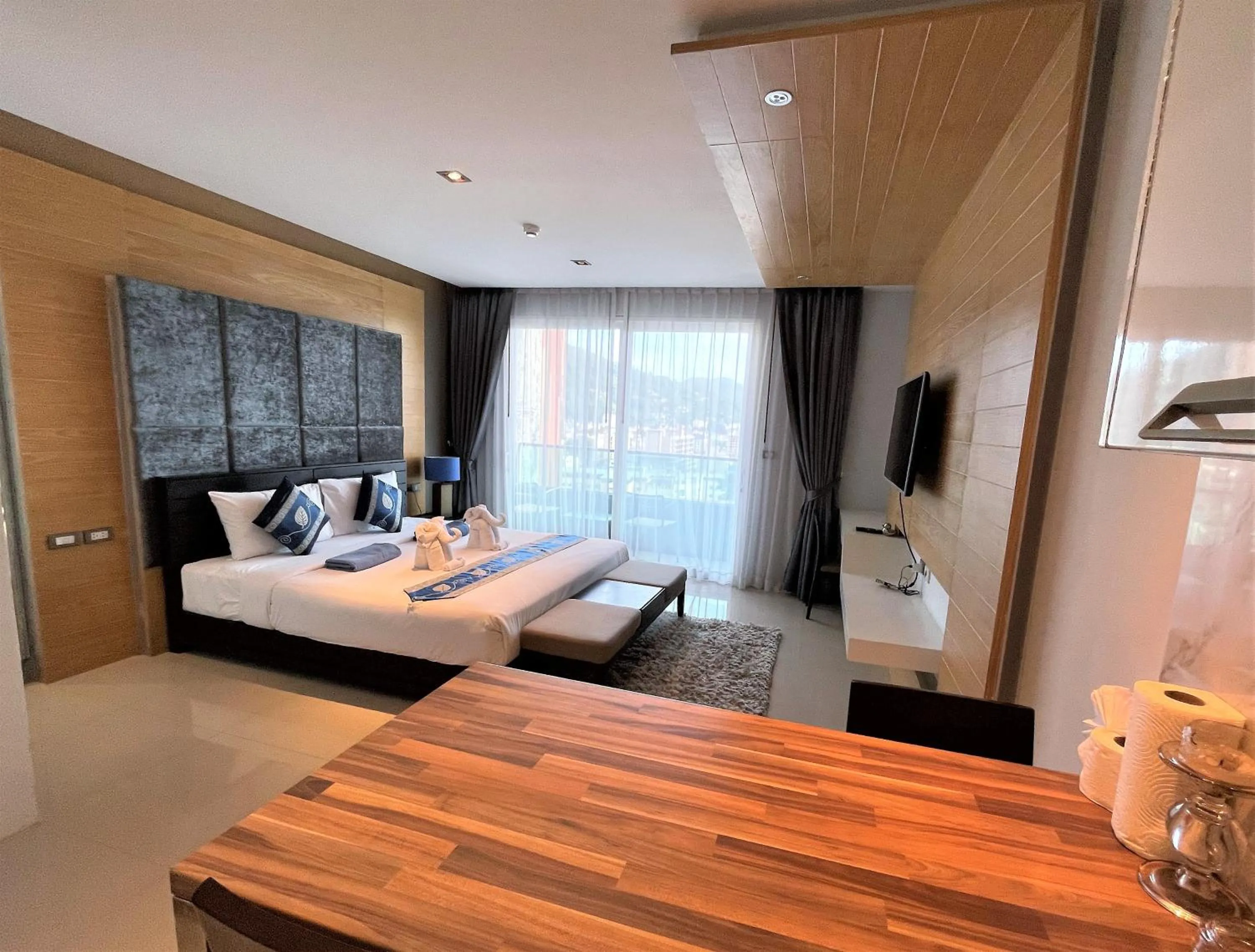Bed in Emerald Terrace Apartments by Lofty