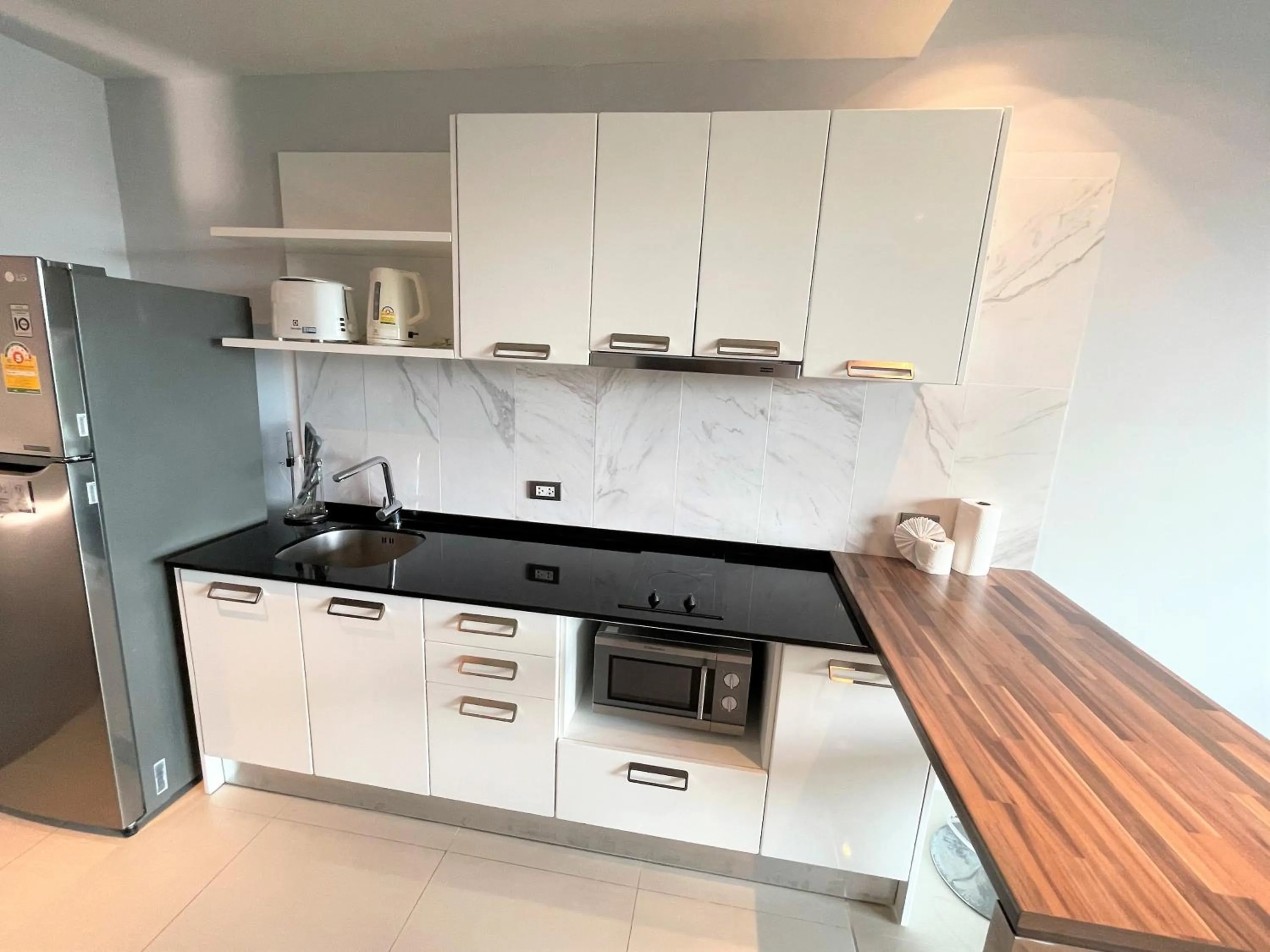 Kitchen or kitchenette in Emerald Terrace Apartments by Lofty