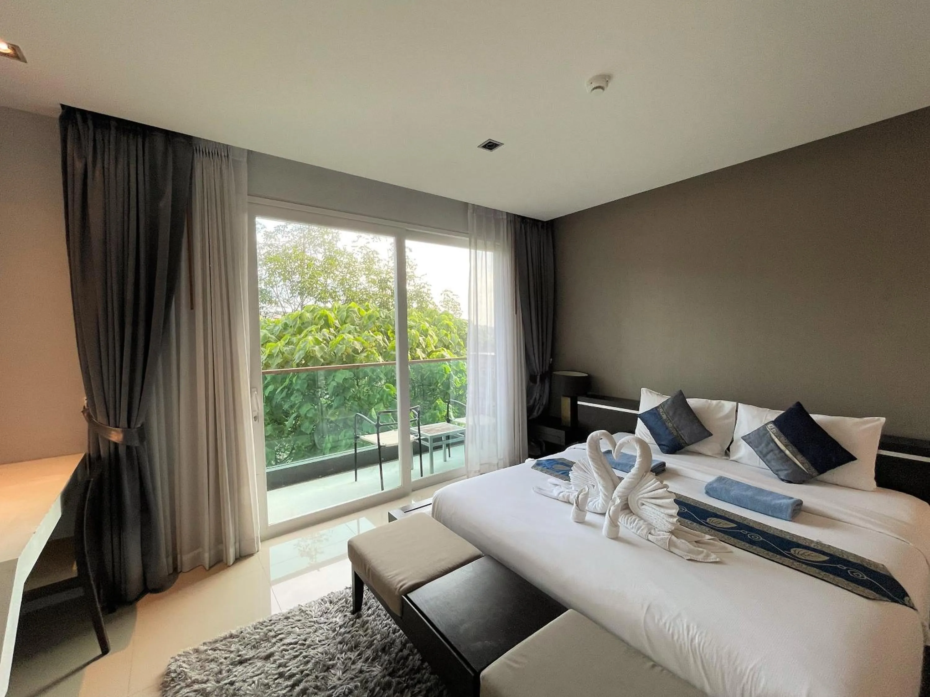 Bed in Emerald Terrace Apartments by Lofty