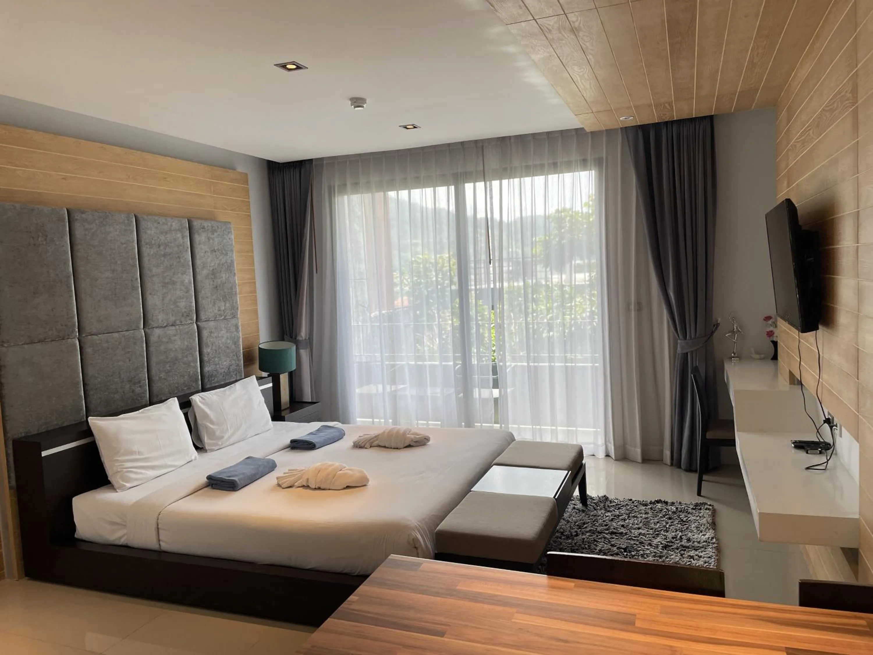 Bed in Emerald Terrace Apartments by Lofty