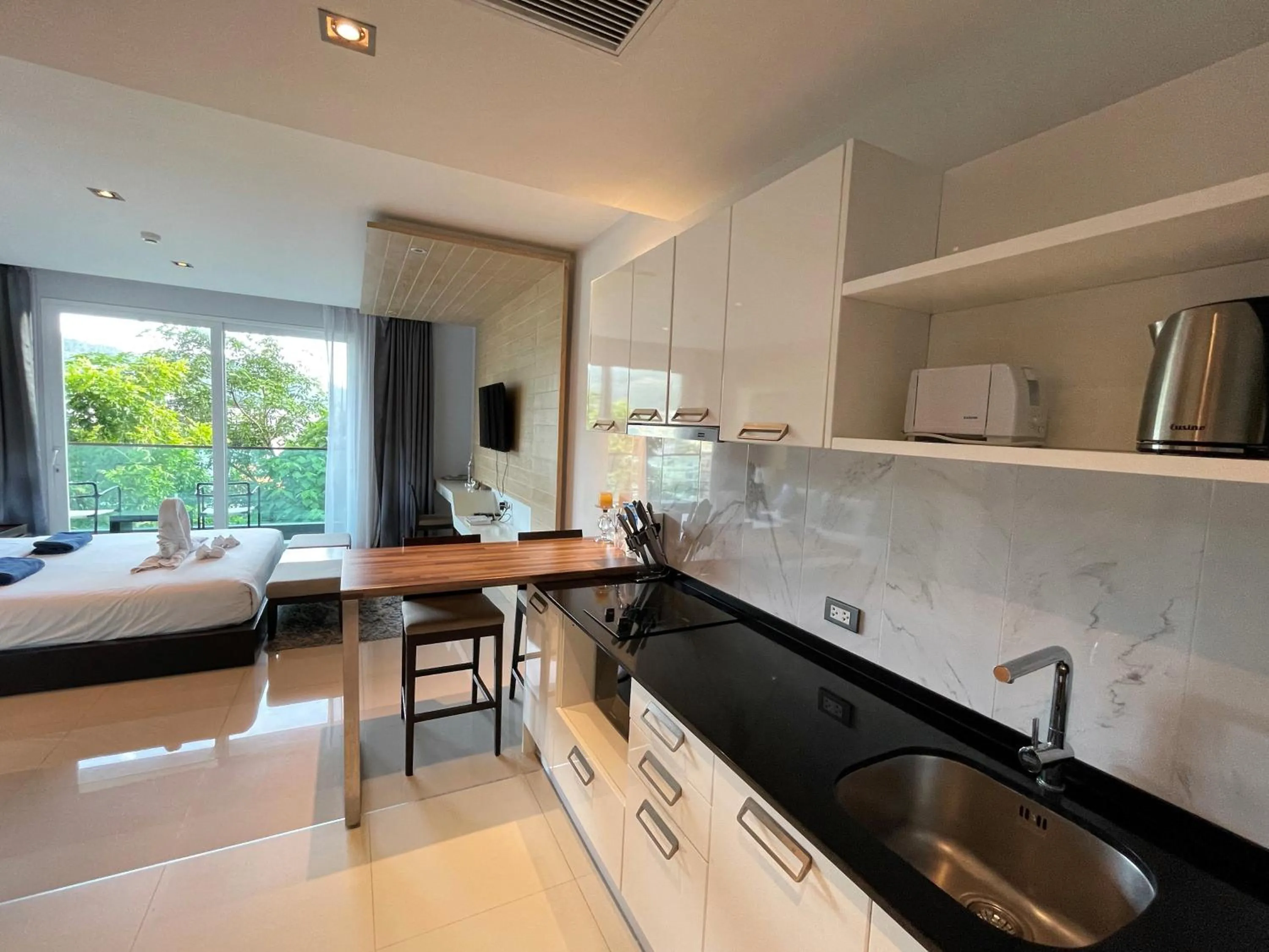 Kitchen or kitchenette, Bed in Emerald Terrace Apartments by Lofty