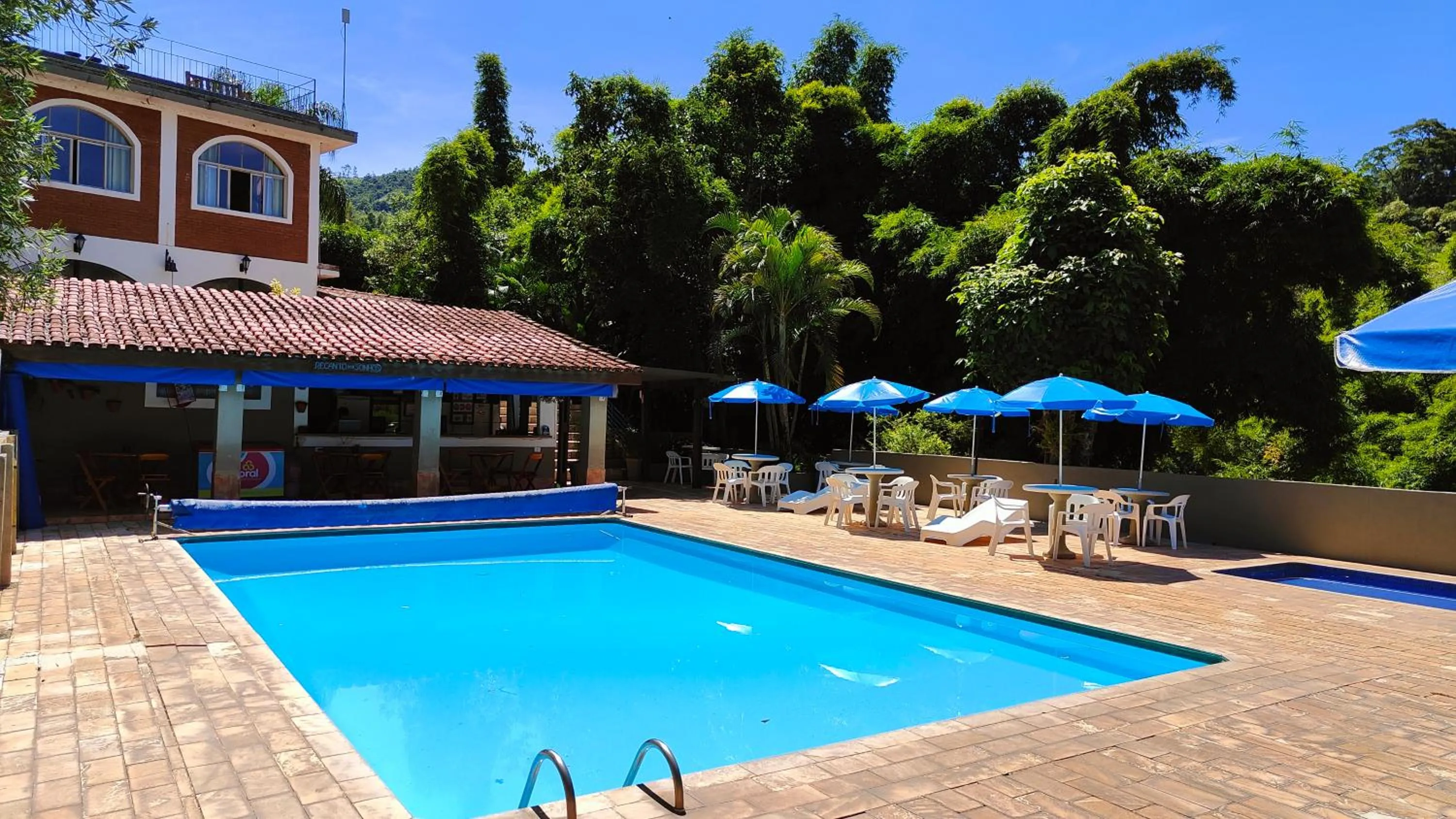 Swimming pool in Chalés Vila da Serra