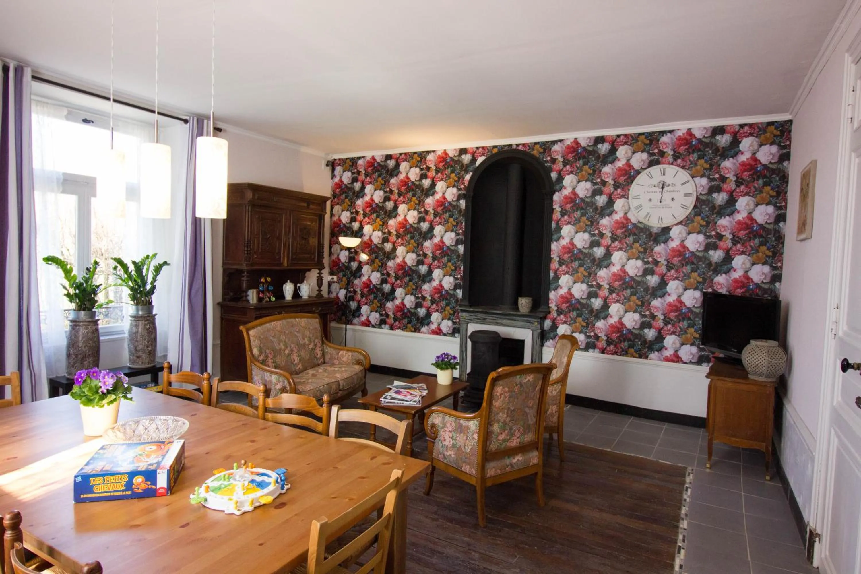 Communal lounge/ TV room in Domaine des Lilas