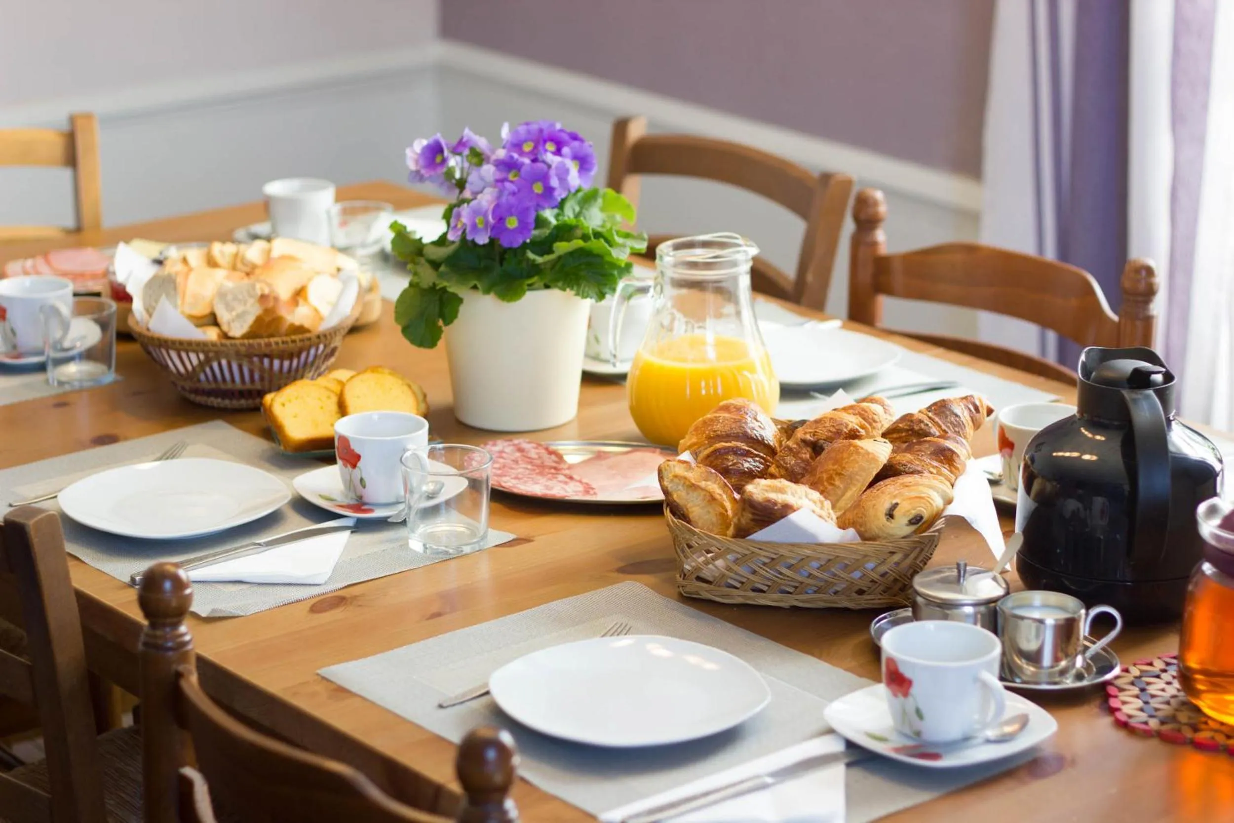 Continental breakfast in Domaine des Lilas