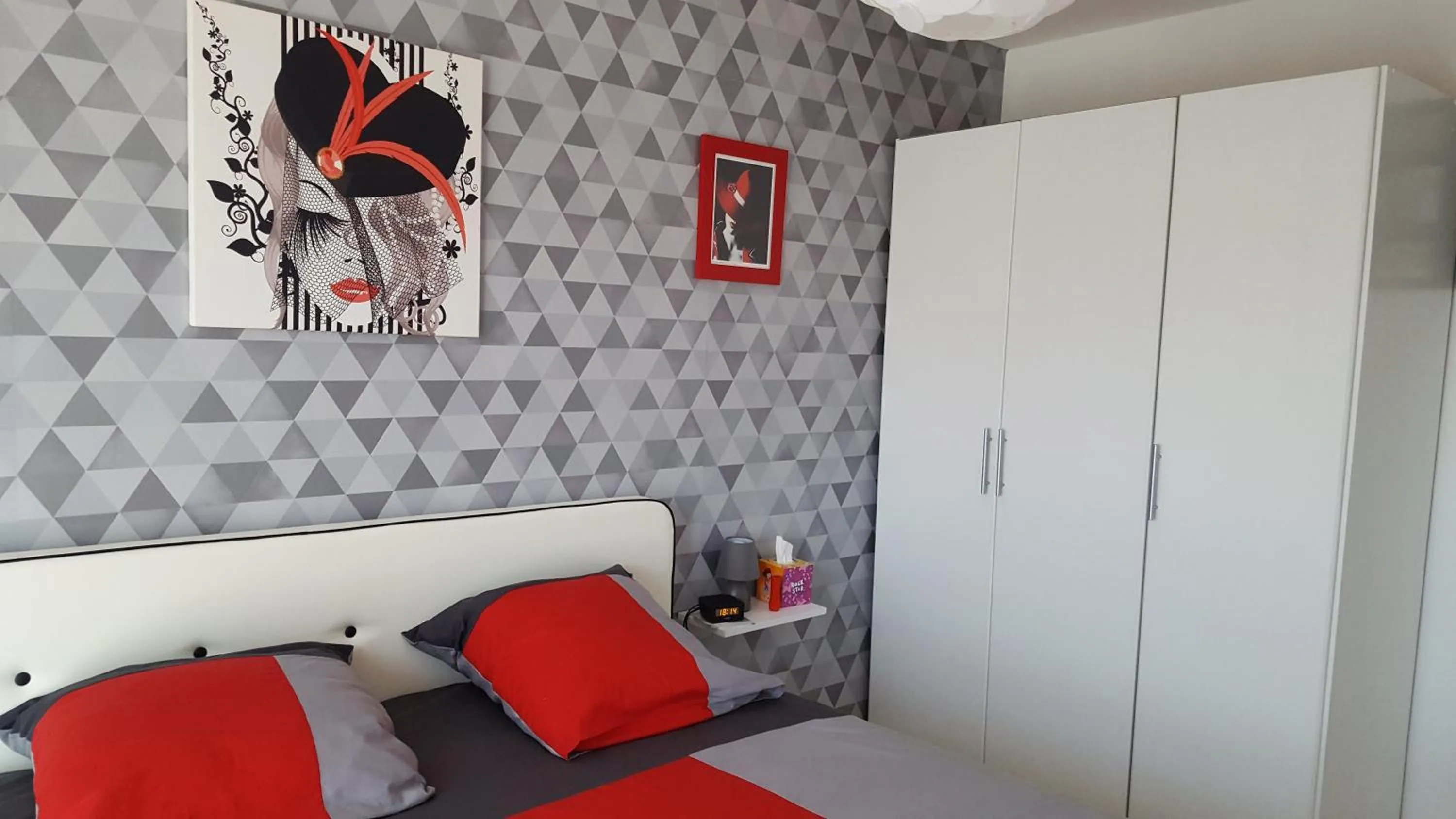 Coffee/tea facilities, Bed in Chambres d'hôtes Chez Pat et Nanou