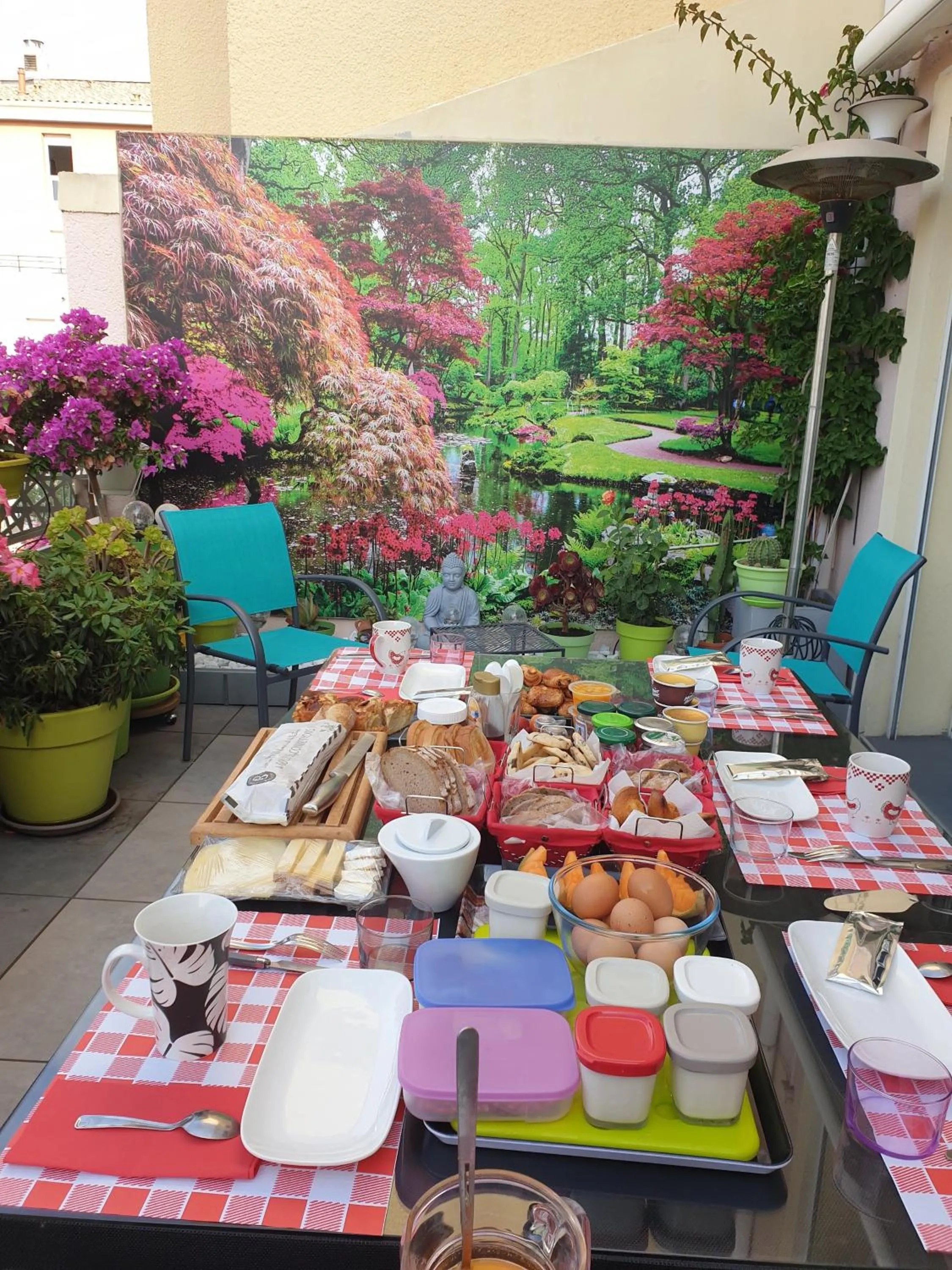 Buffet breakfast in Chambres d'hôtes Chez Pat et Nanou