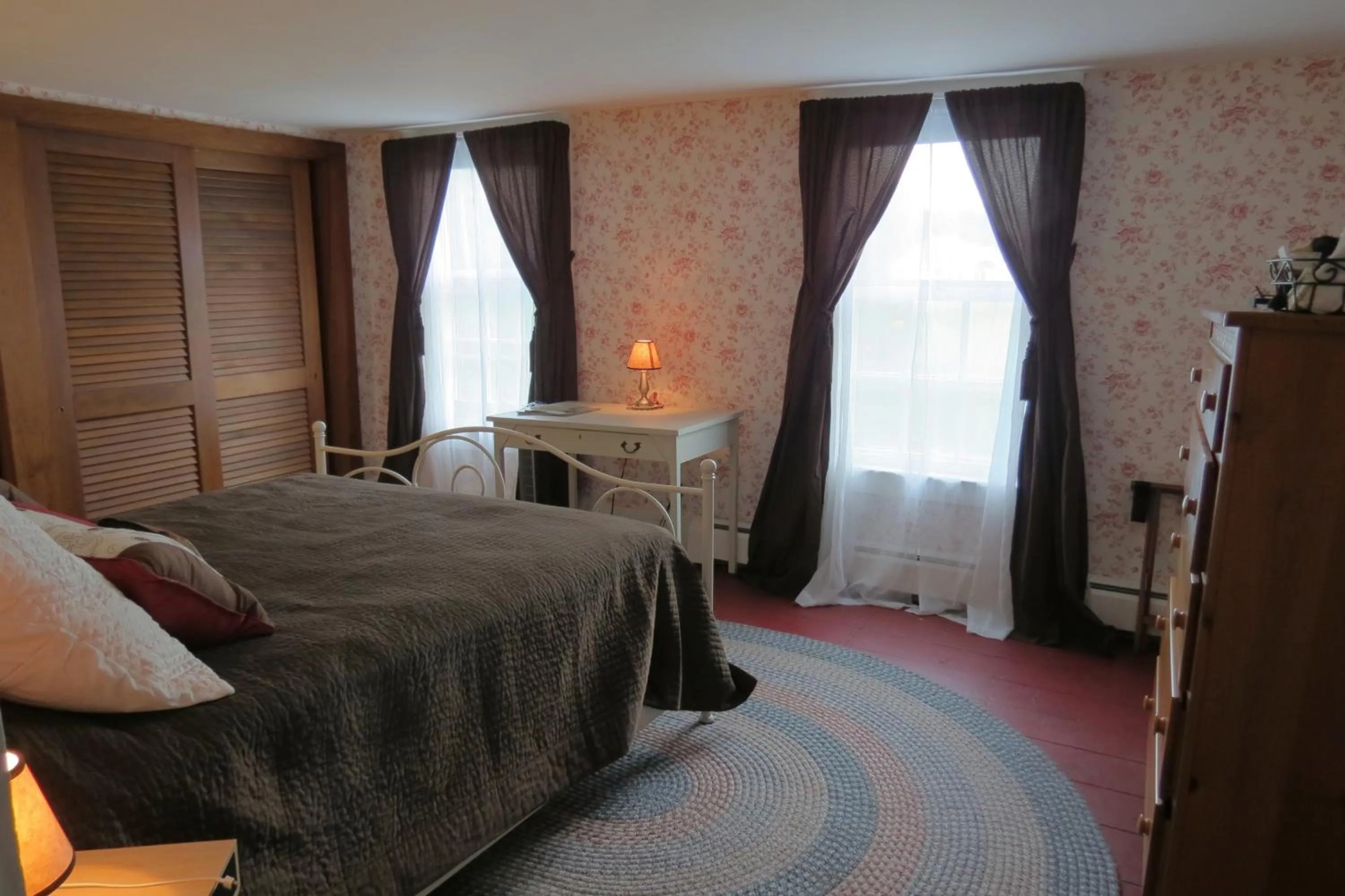 Bed in Timber Post Bed & Breakfast