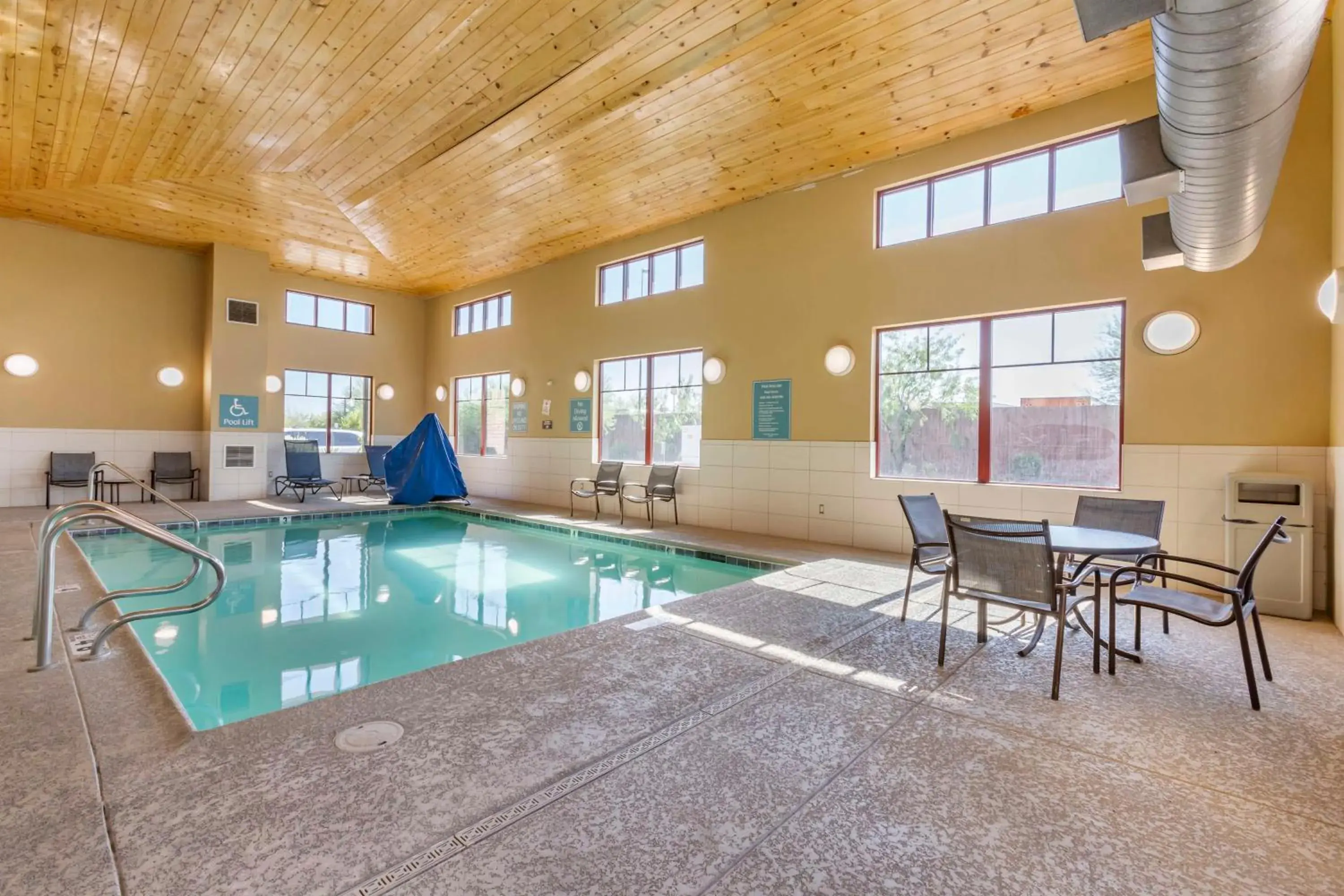 Pool view in Best Western Plus Chandler Hotel & Suites Pool view in Best Western Plus Chandler Hotel & Suites