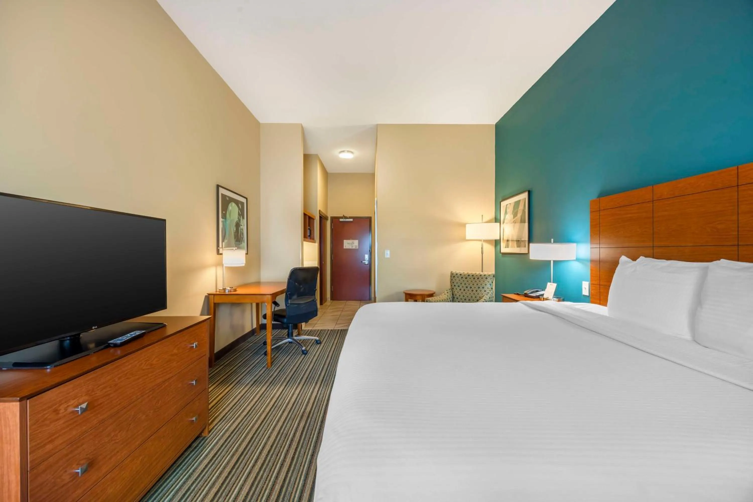 Bedroom, Bed in Best Western Plus Tuscumbia/Muscle Shoals Hotel & Suites