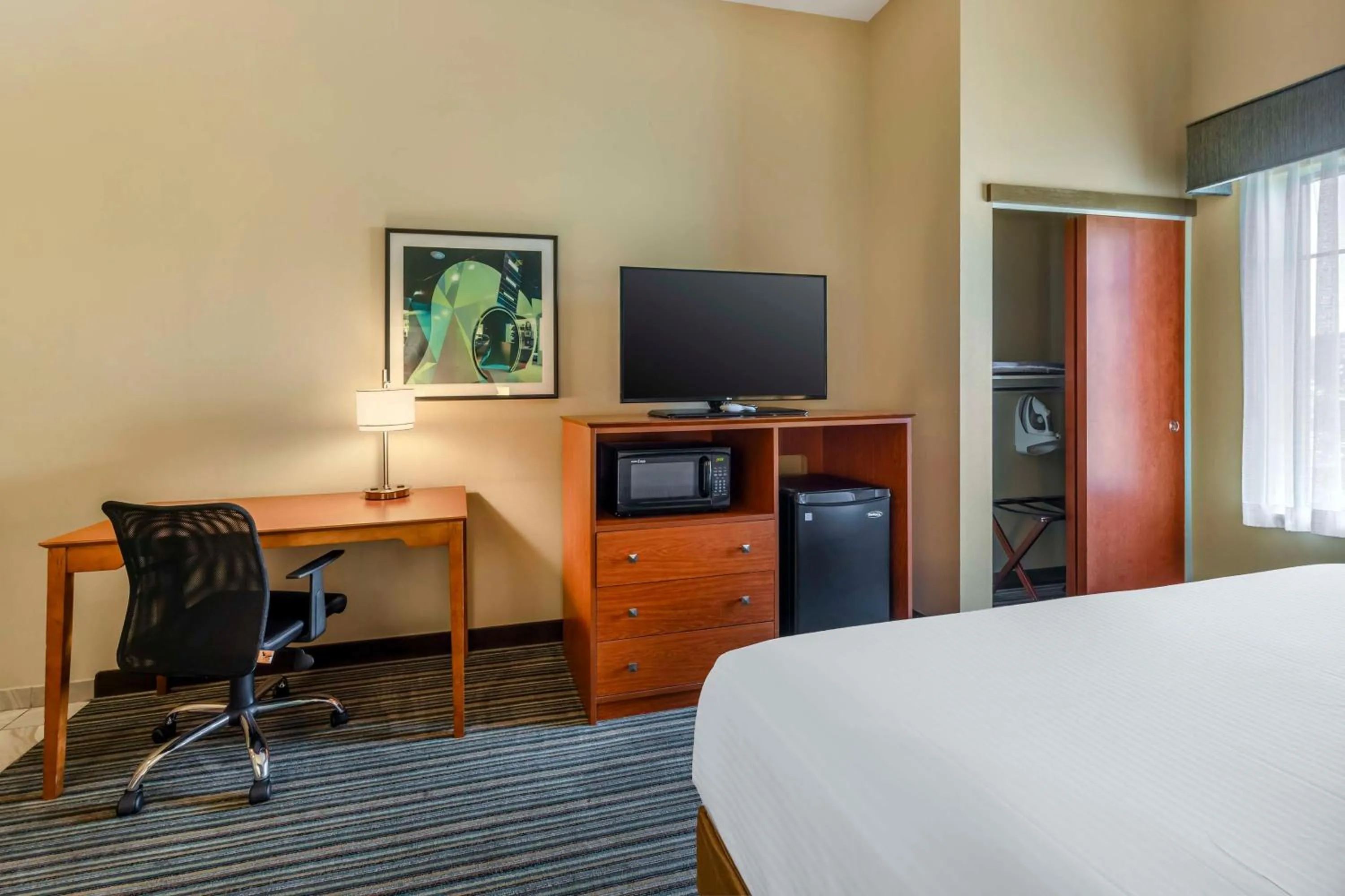 Bedroom, Bed in Best Western Plus Tuscumbia/Muscle Shoals Hotel & Suites