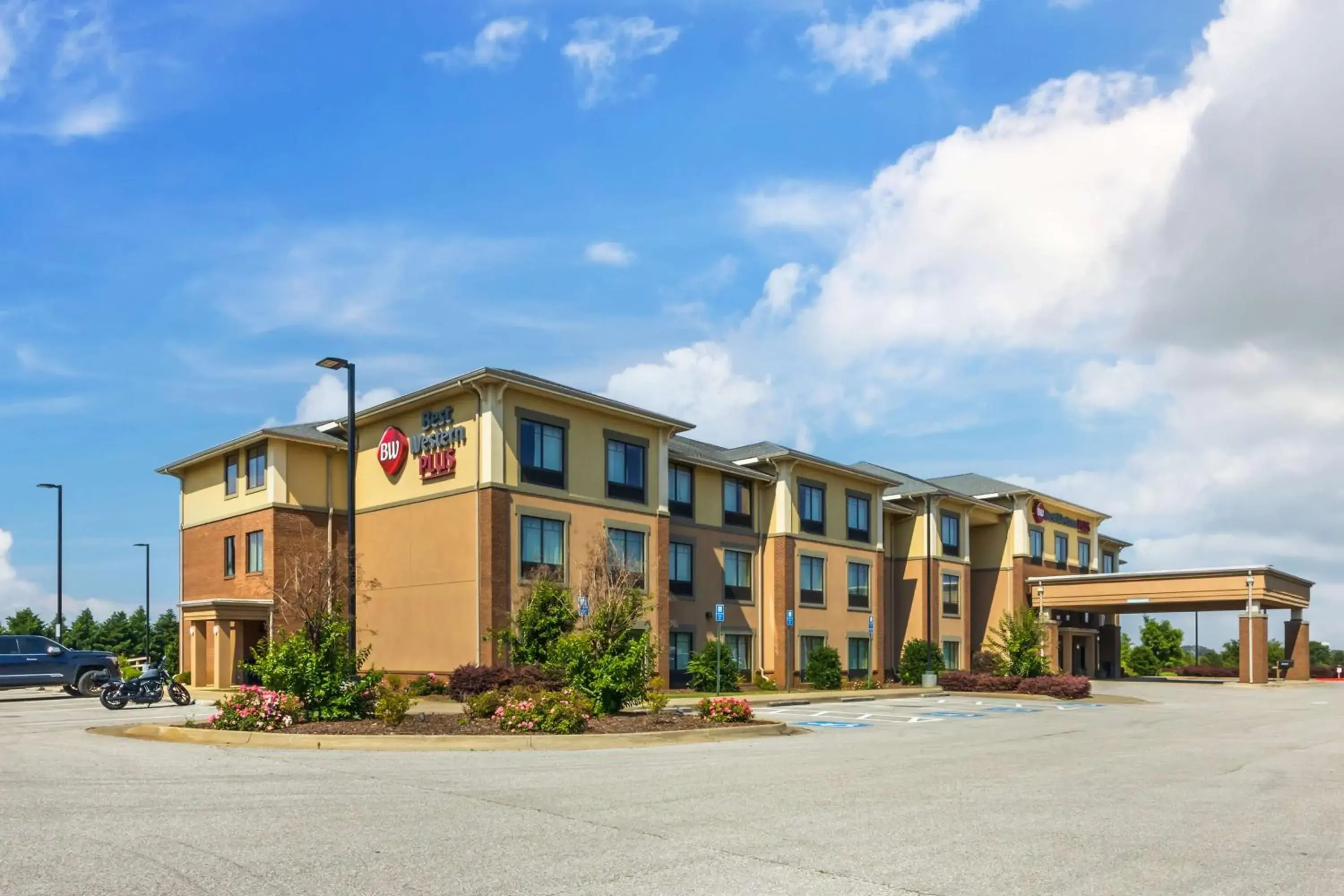Property building in Best Western Plus Tuscumbia/Muscle Shoals Hotel & Suites Property building in Best Western Plus Tuscumbia/Muscle Shoals Hotel & Suites