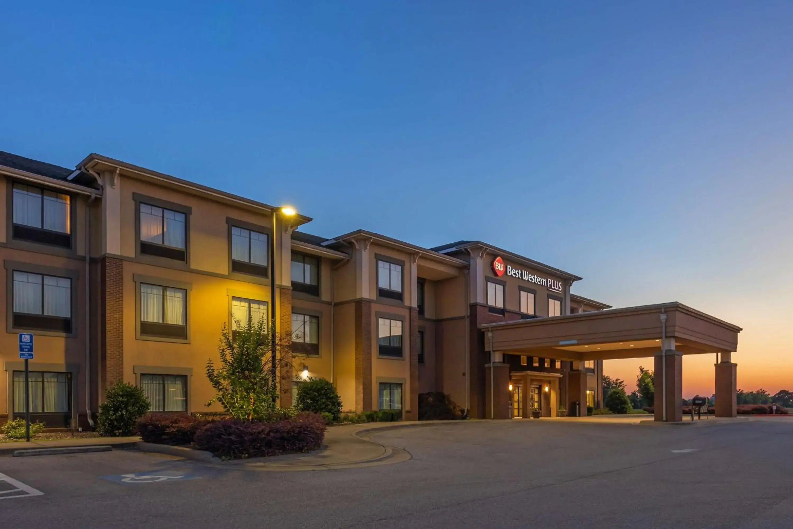 Property building in Best Western Plus Tuscumbia/Muscle Shoals Hotel & Suites Property building in Best Western Plus Tuscumbia/Muscle Shoals Hotel & Suites