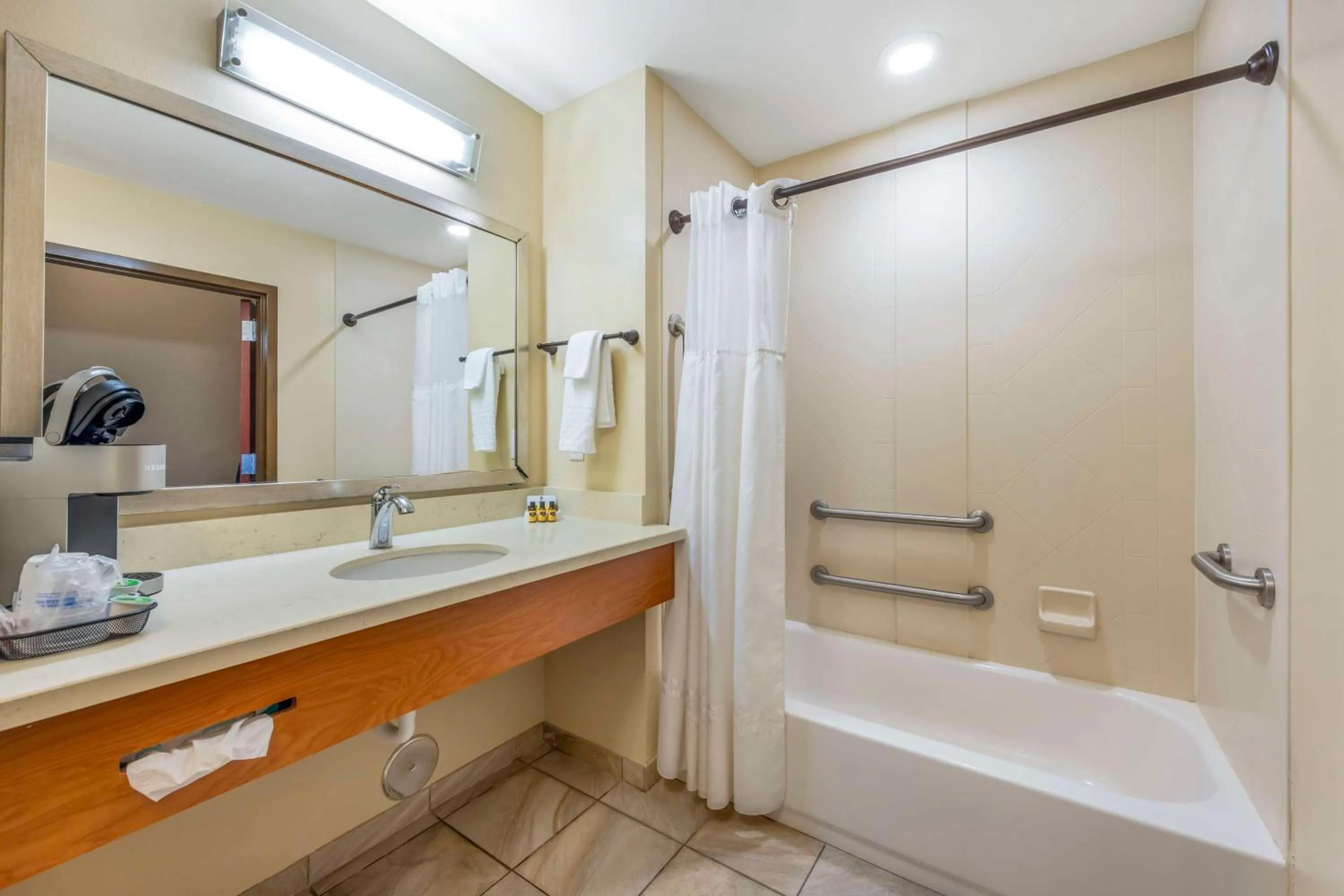 Bathroom in Best Western Plus Tuscumbia/Muscle Shoals Hotel & Suites
