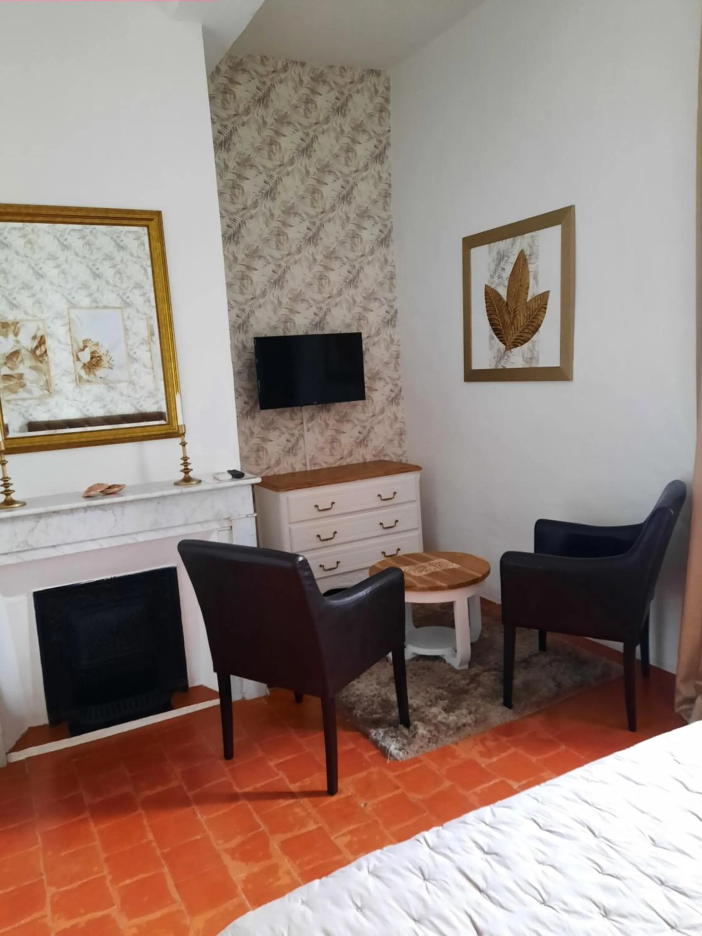 Photo of the whole room in Chambres d'hôtes Belle Vigneronne