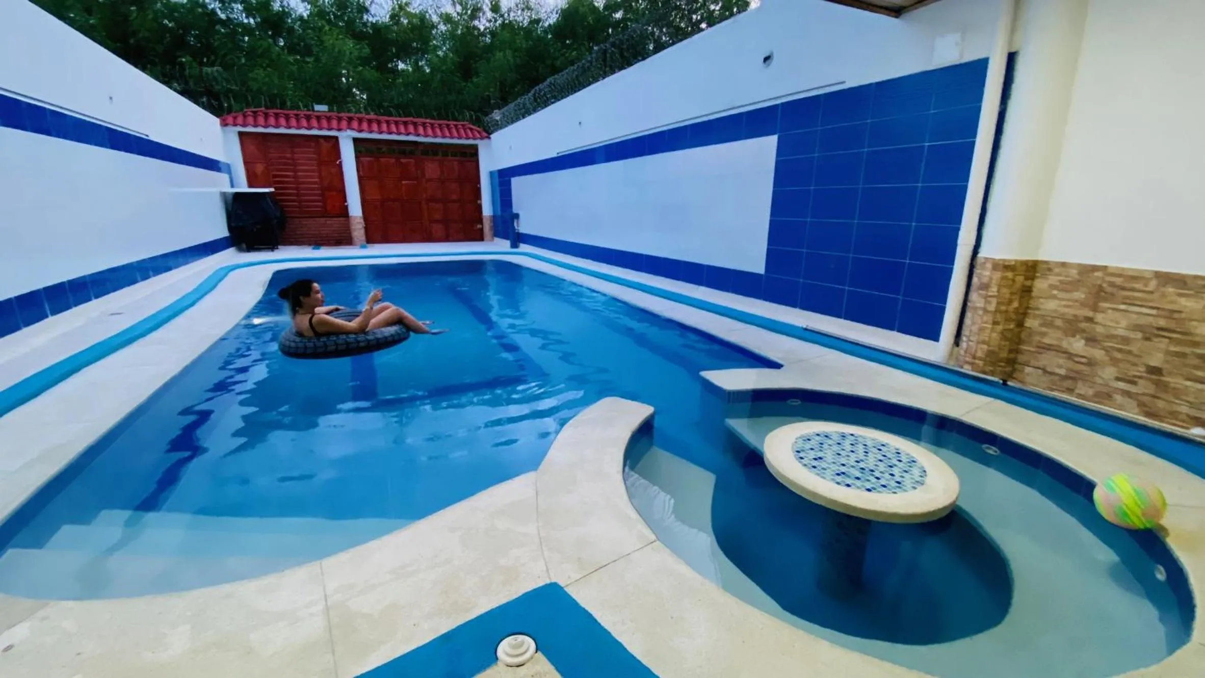 Hot Tub in Casa con Piscina Privada y Jacuzzi