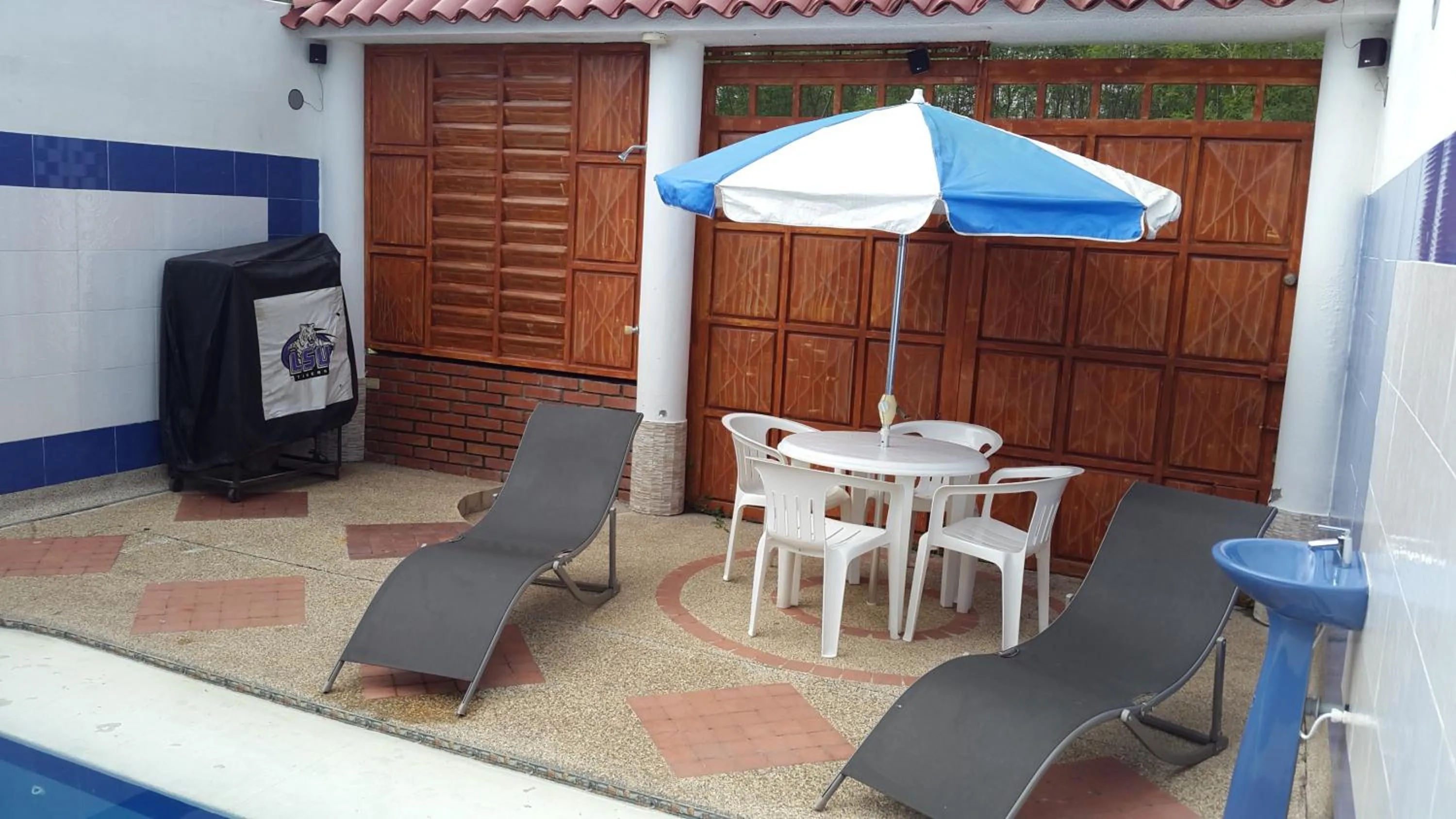 BBQ facilities in Casa con Piscina Privada y Jacuzzi