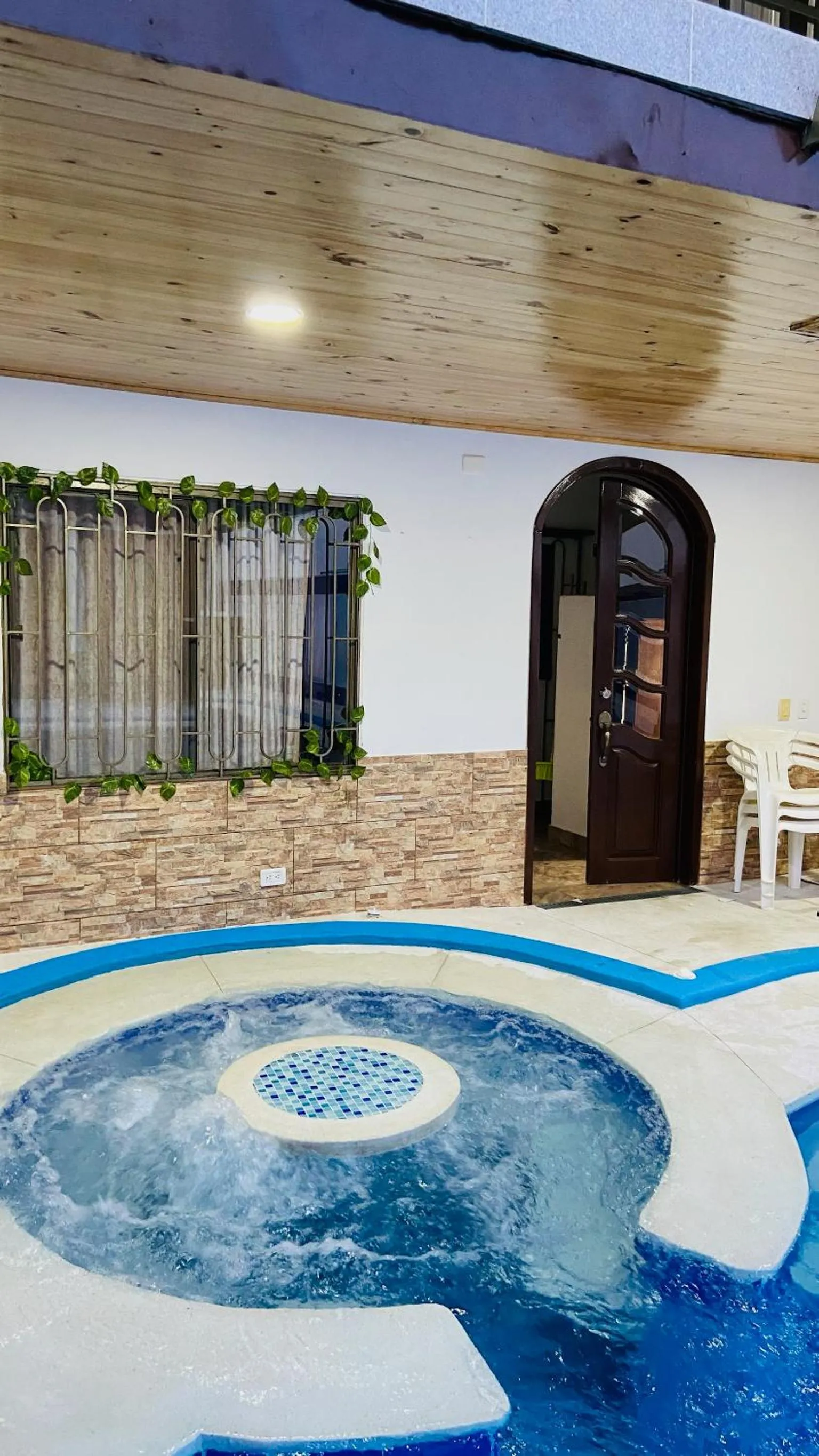 Patio in Casa con Piscina Privada y Jacuzzi