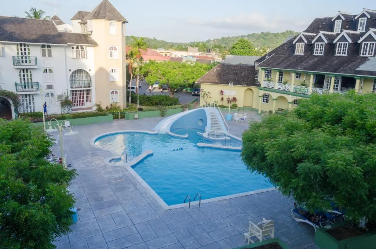 Swimming pool in Deluxe SandCastles Condos