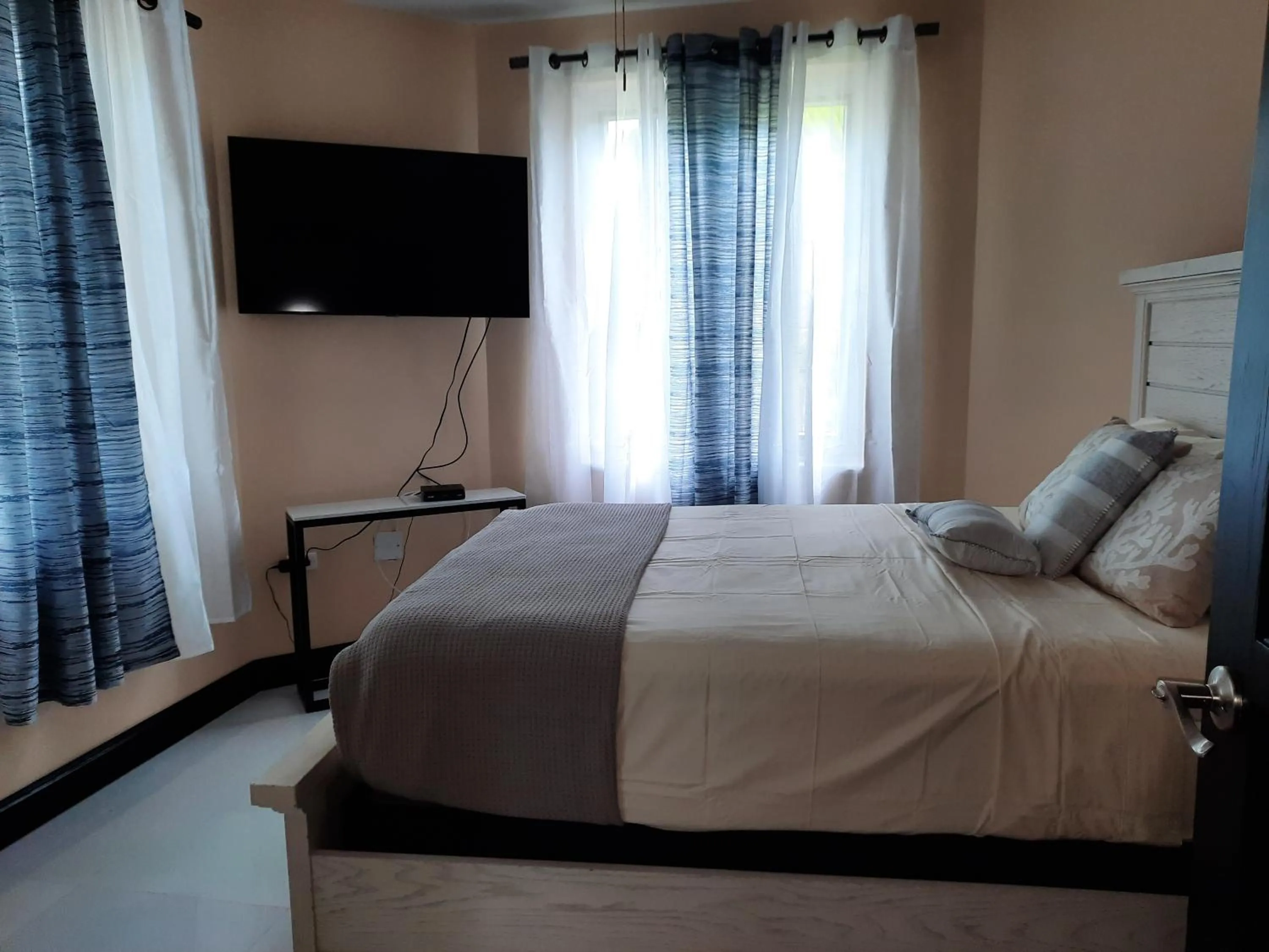 TV and multimedia, Bed in Deluxe SandCastles Condos