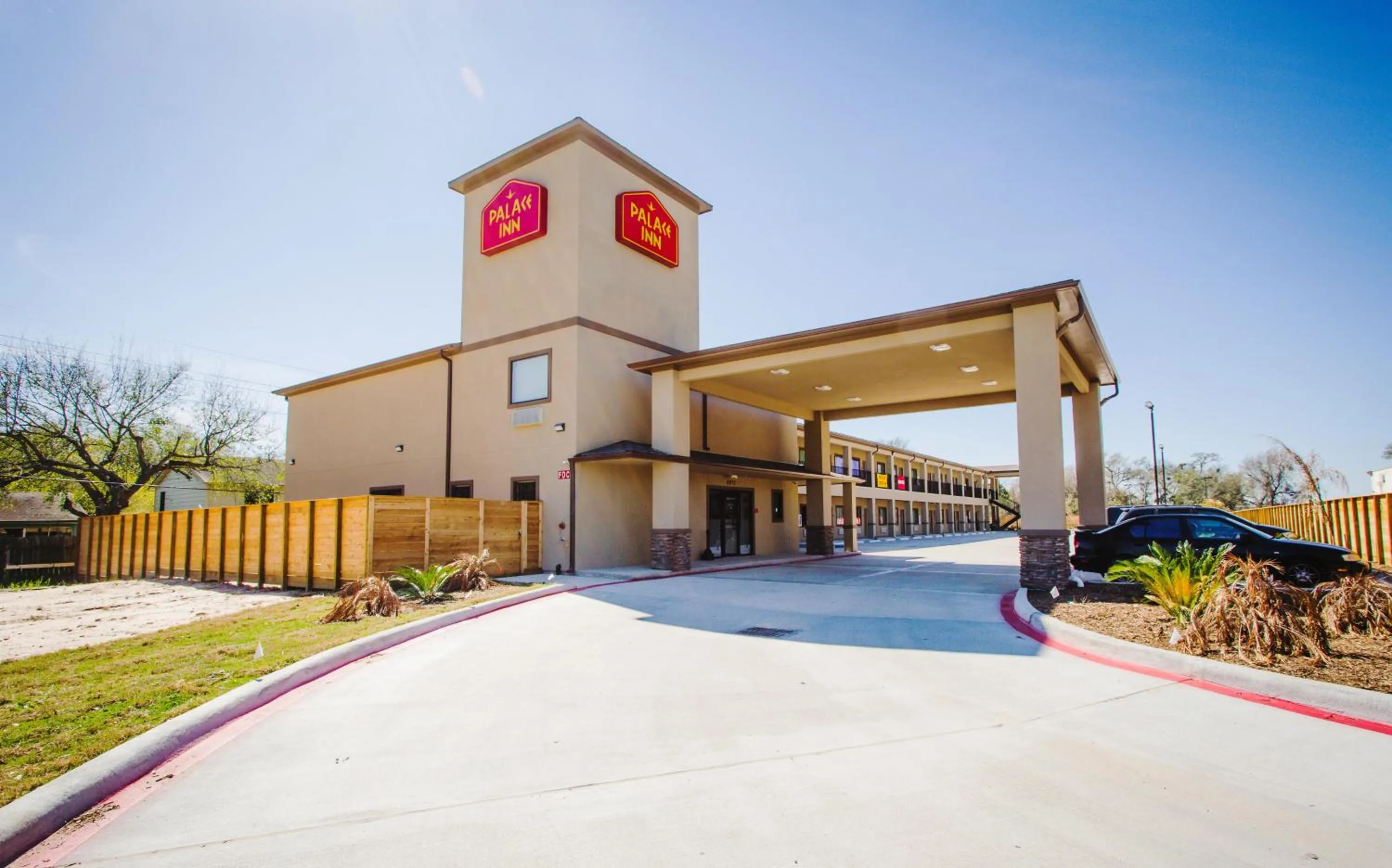 Facade/entrance in Palace Inn-529