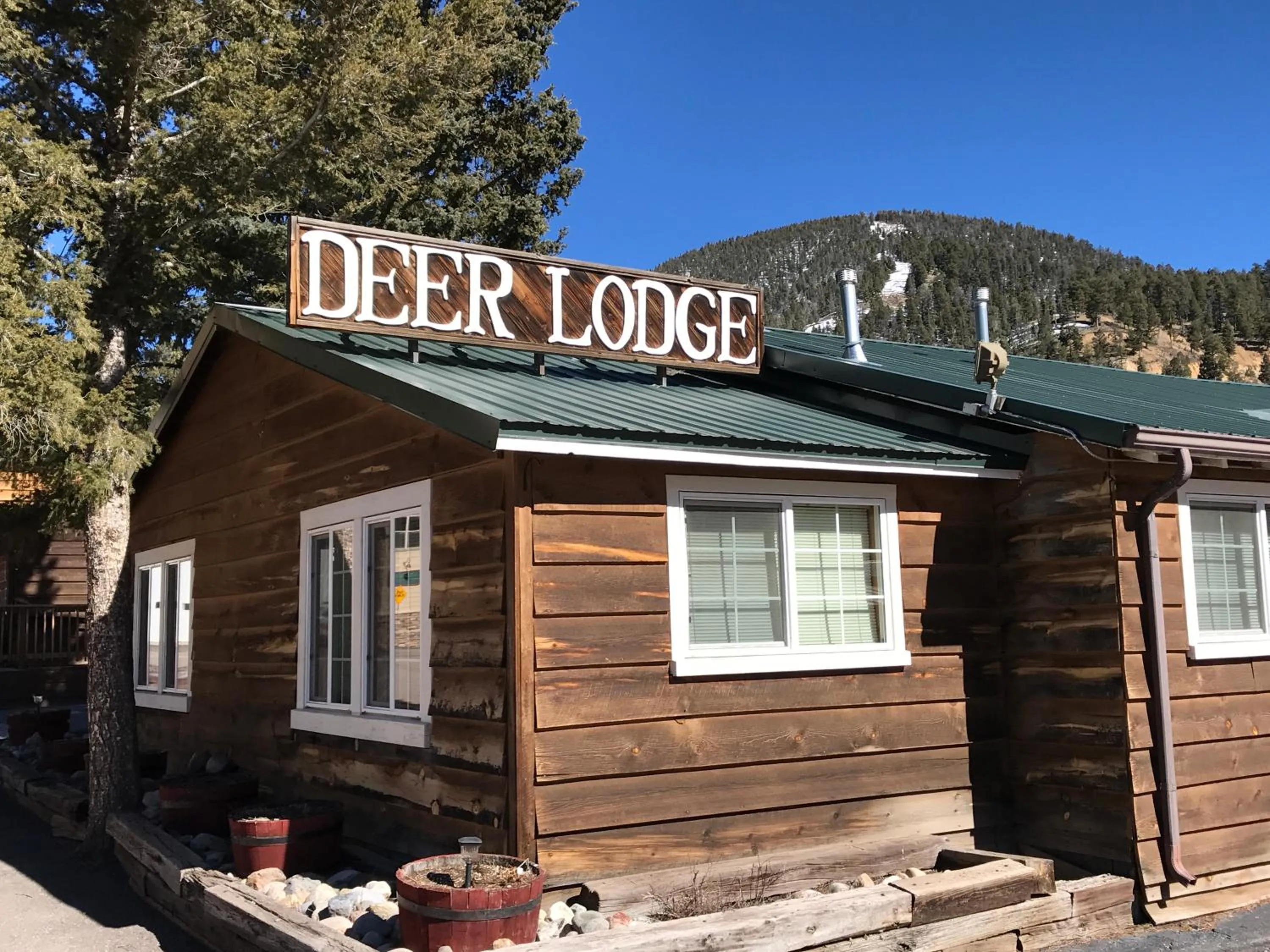 Facade/entrance in Deer Lodge