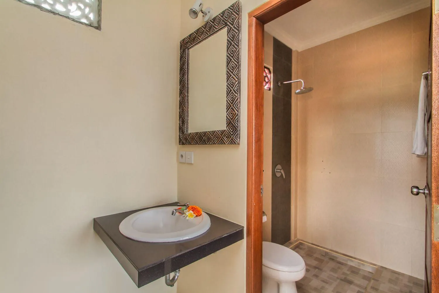 Shower in Umah Anila