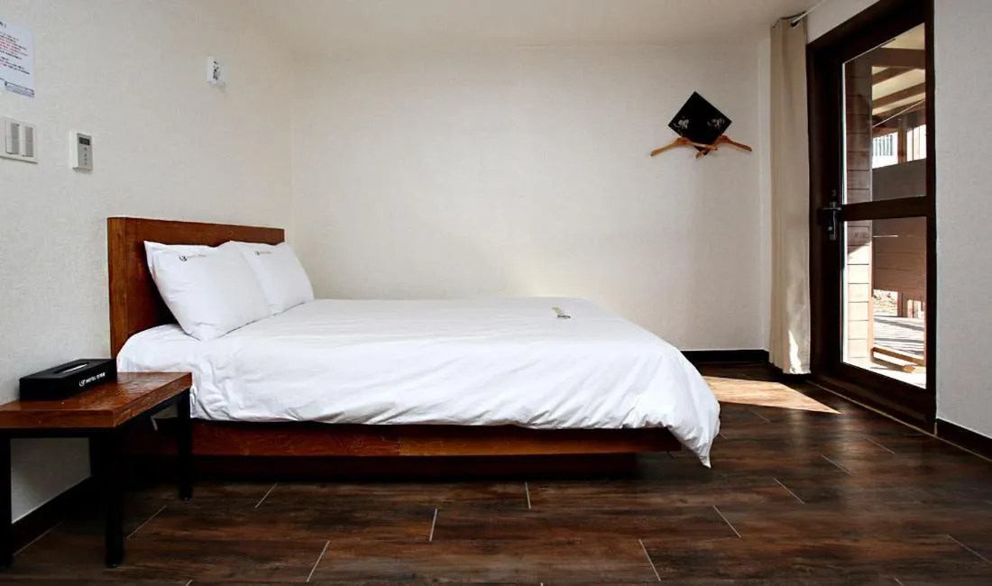 Decorative detail, Bed in Hotel Mallipo