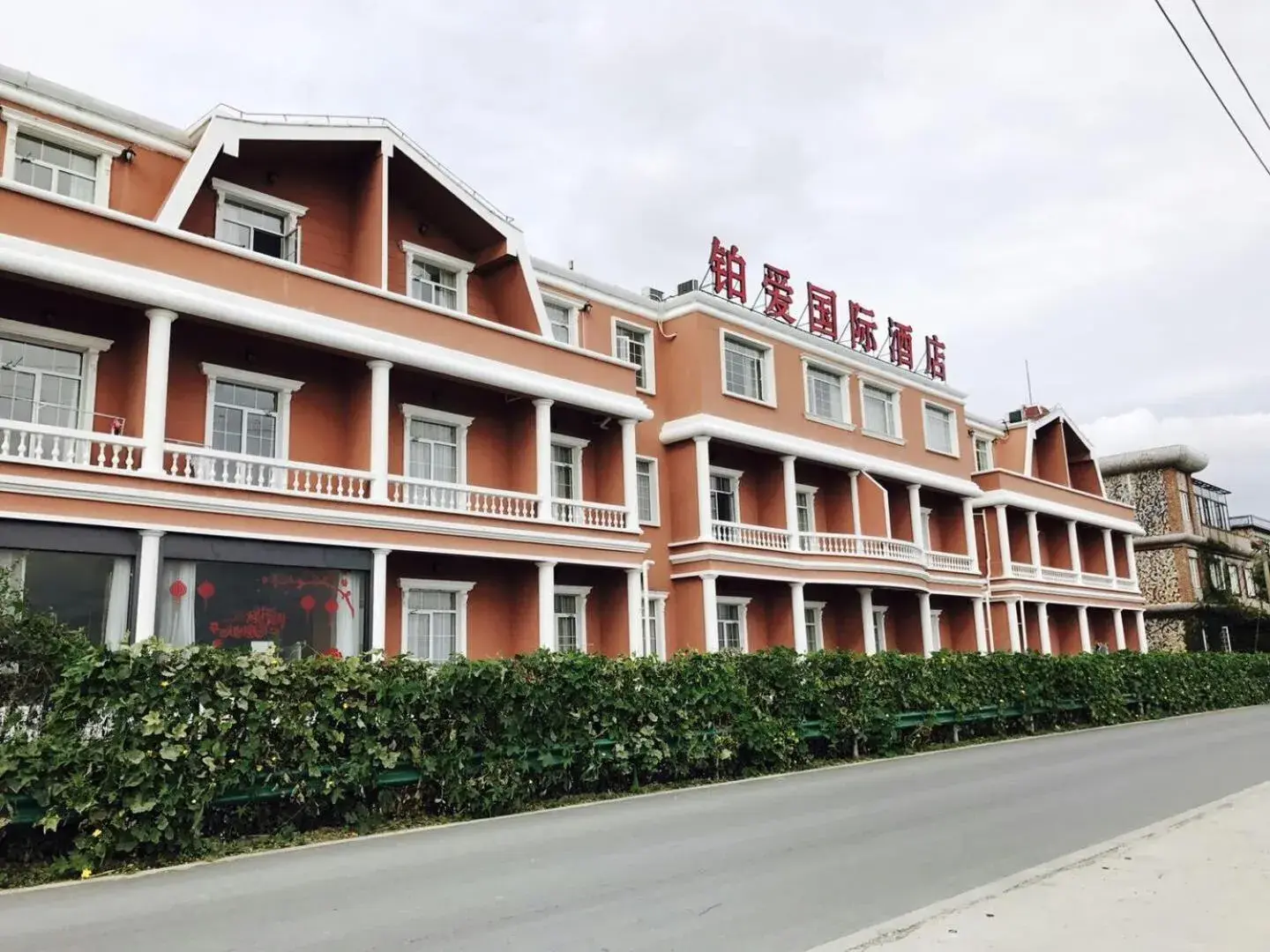 Property building in Bo Ai International Hotel Shanghai Pudong Airport Branch-Provide shuttle services to Pudong Airport and Disneyland Property building in Bo Ai International Hotel Shanghai Pudong Airport Branch-Provide shuttle services to Pudong Airport and Disneyland