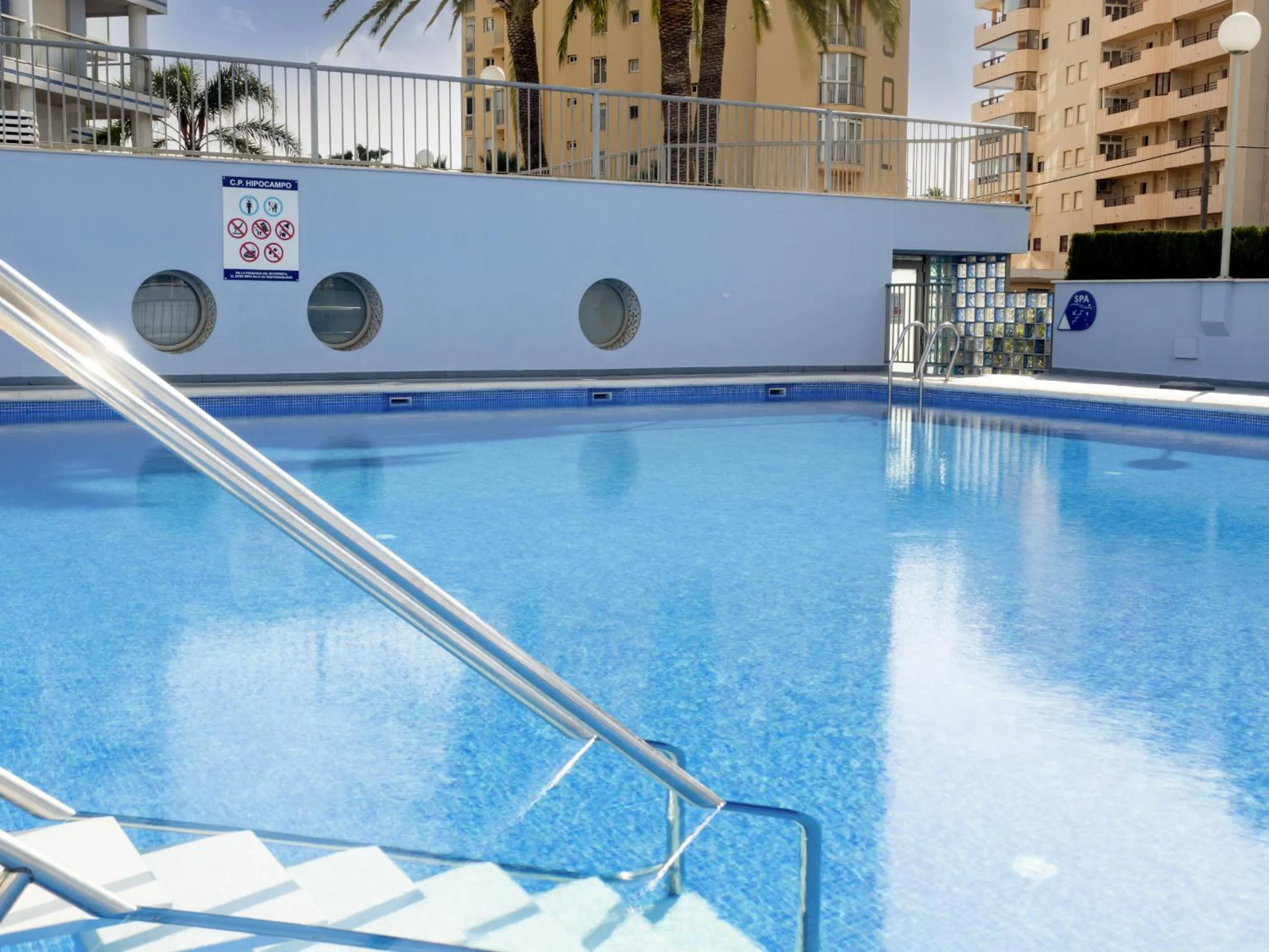 Swimming pool in Apartamentos Hipocampos Calpe Rent Apart